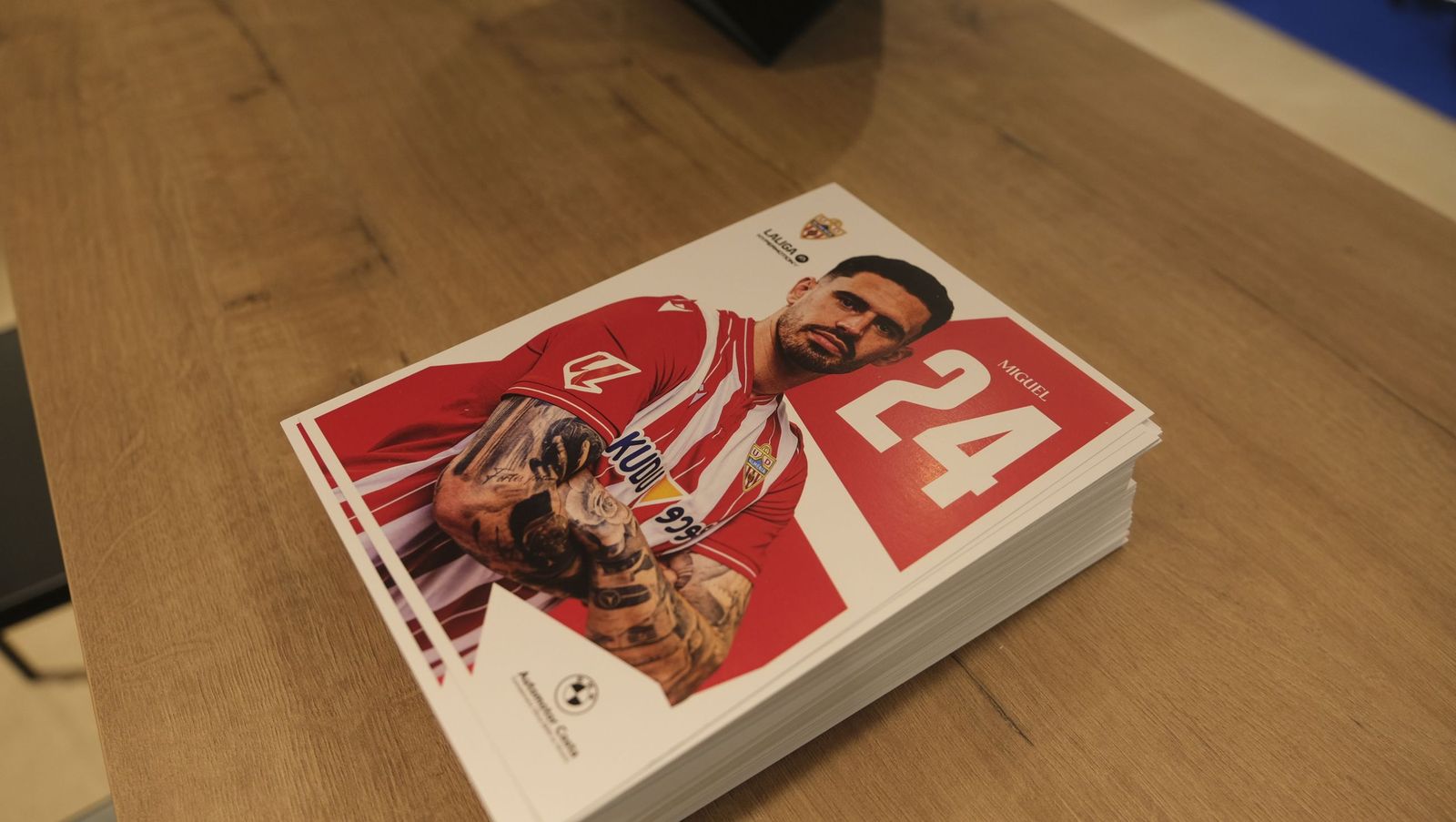 Jon Mocillo y Miguel de la Fuente firman autógrafos en Automotor Costa BMW