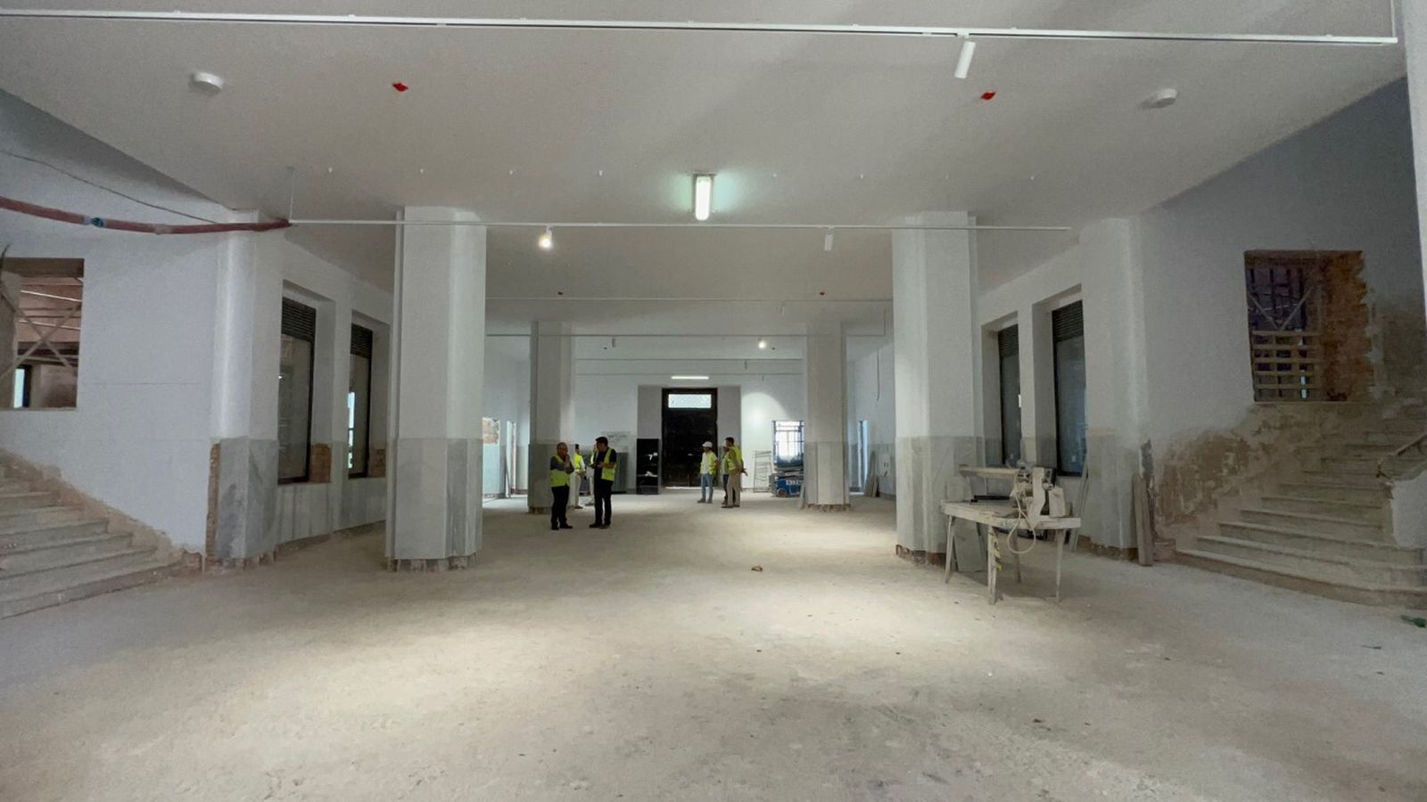 El vestíbulo principal que distribuye las dos alas que conducen al piso superior.