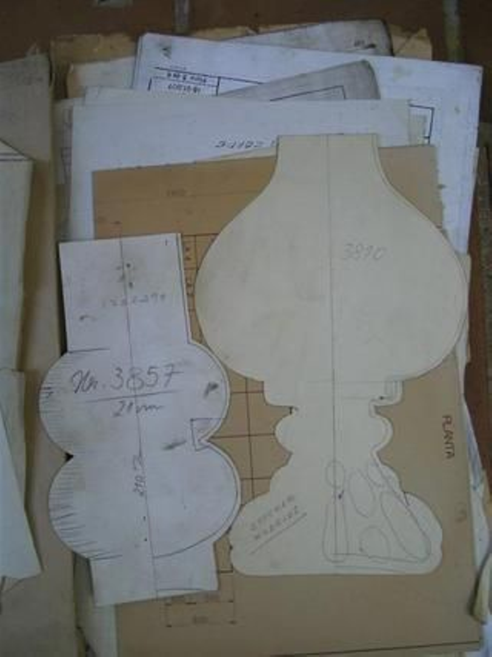 Parte del archivo histórico de la antigua Fábrica de Vidrios de la Trinidad que se han encontrado dentro del inmueble y recuperados por el profesor Julián Sobrino.

Foto: Samara Calero