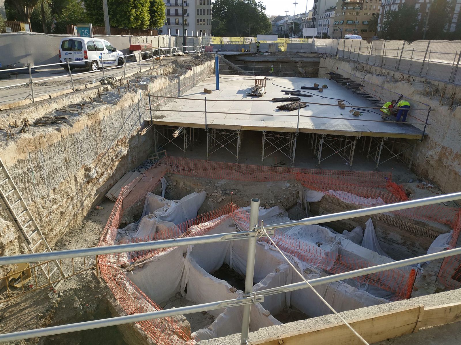 Fotos de las excavaciones arqueológicas en el tramo del Metro junto al edificio de Hacienda