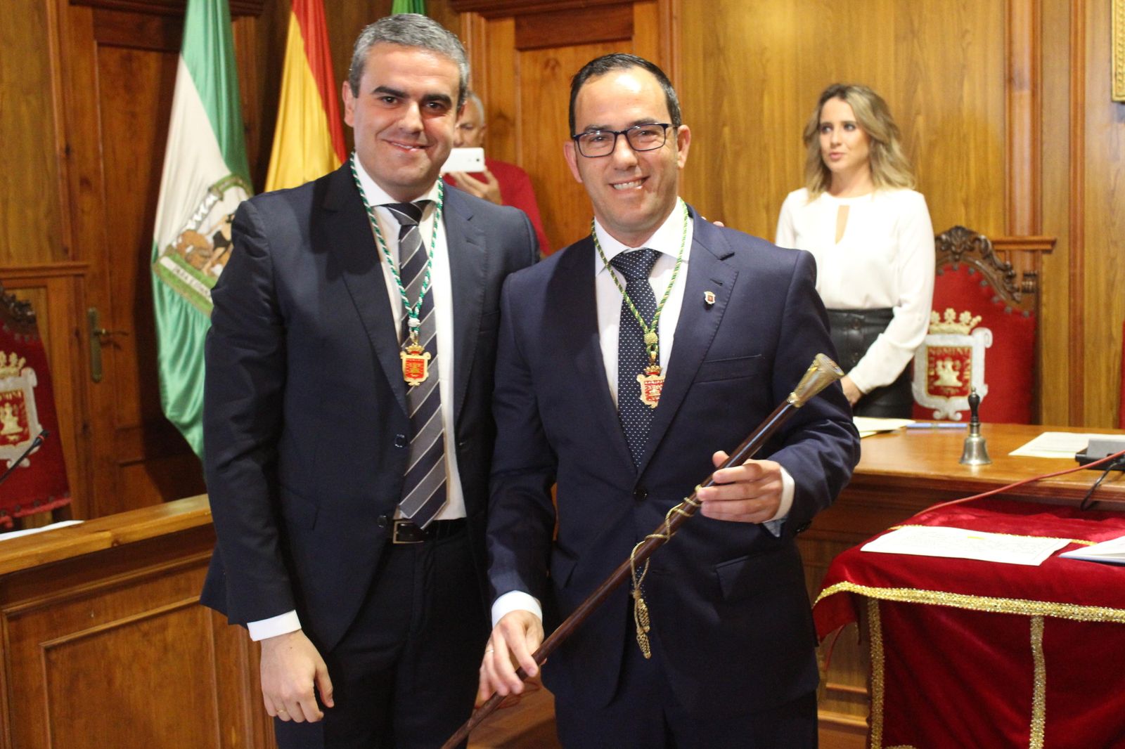 José Ortiz (izquierda), el día en el que le cedió la Alcaldía de Vejer a Manuel Flor (derecha), el 4 de diciembre de 2019.