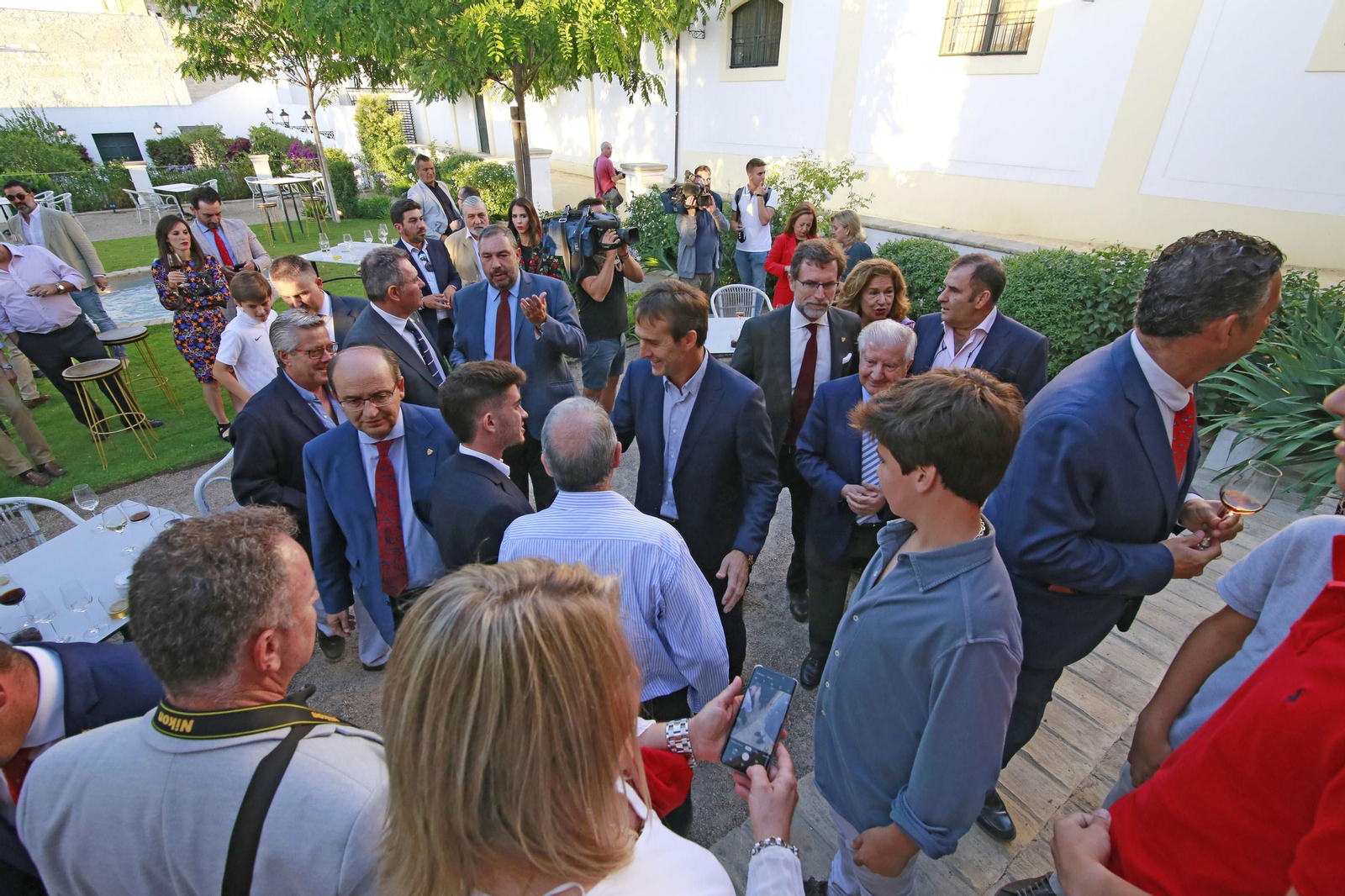 Imágenes de la entrega del 'Catavino de Plata Roberto Alés' a Monchi