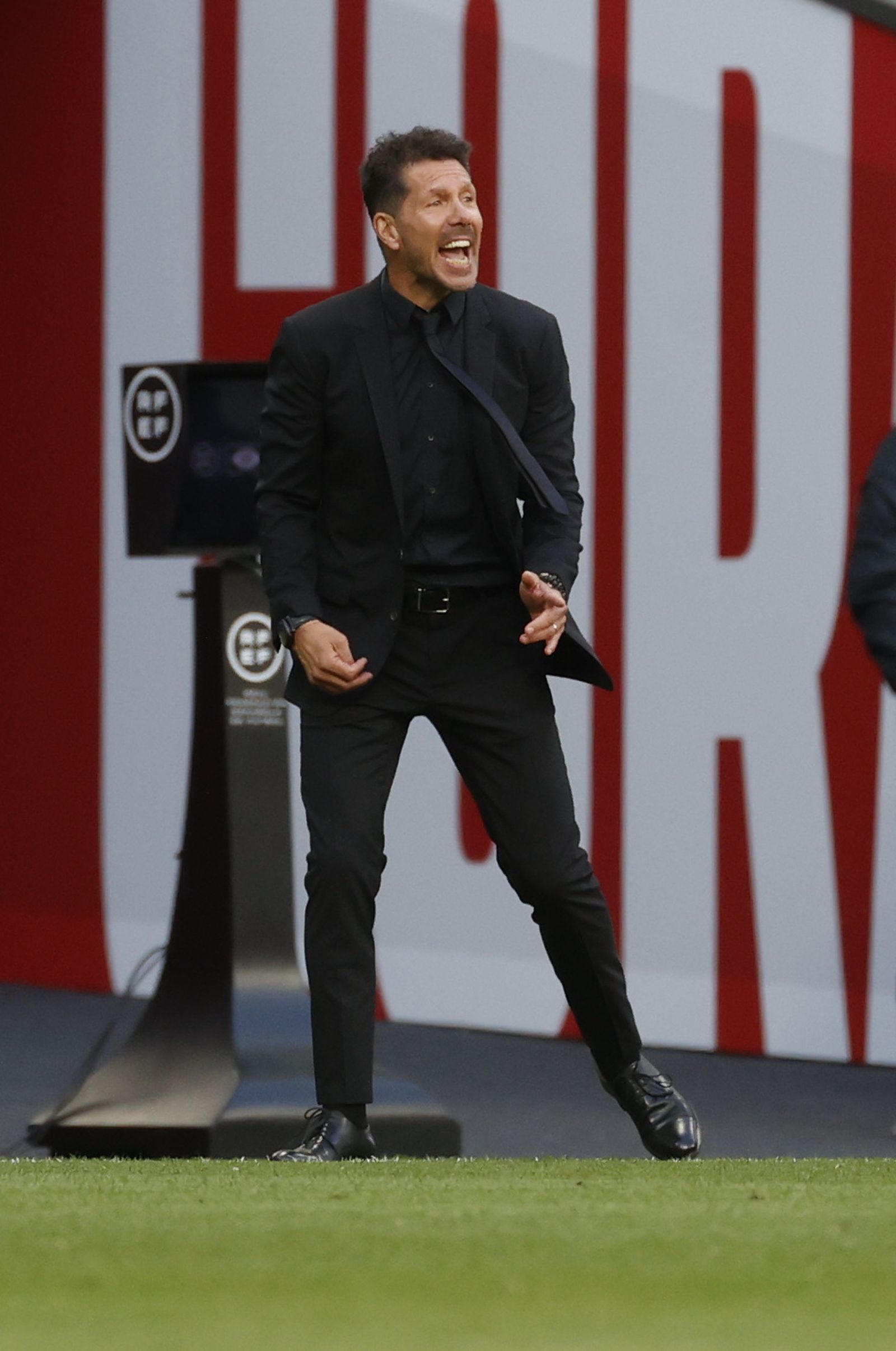 Diego Simeone da órdenes a sus jugadores ante el Granada CF.