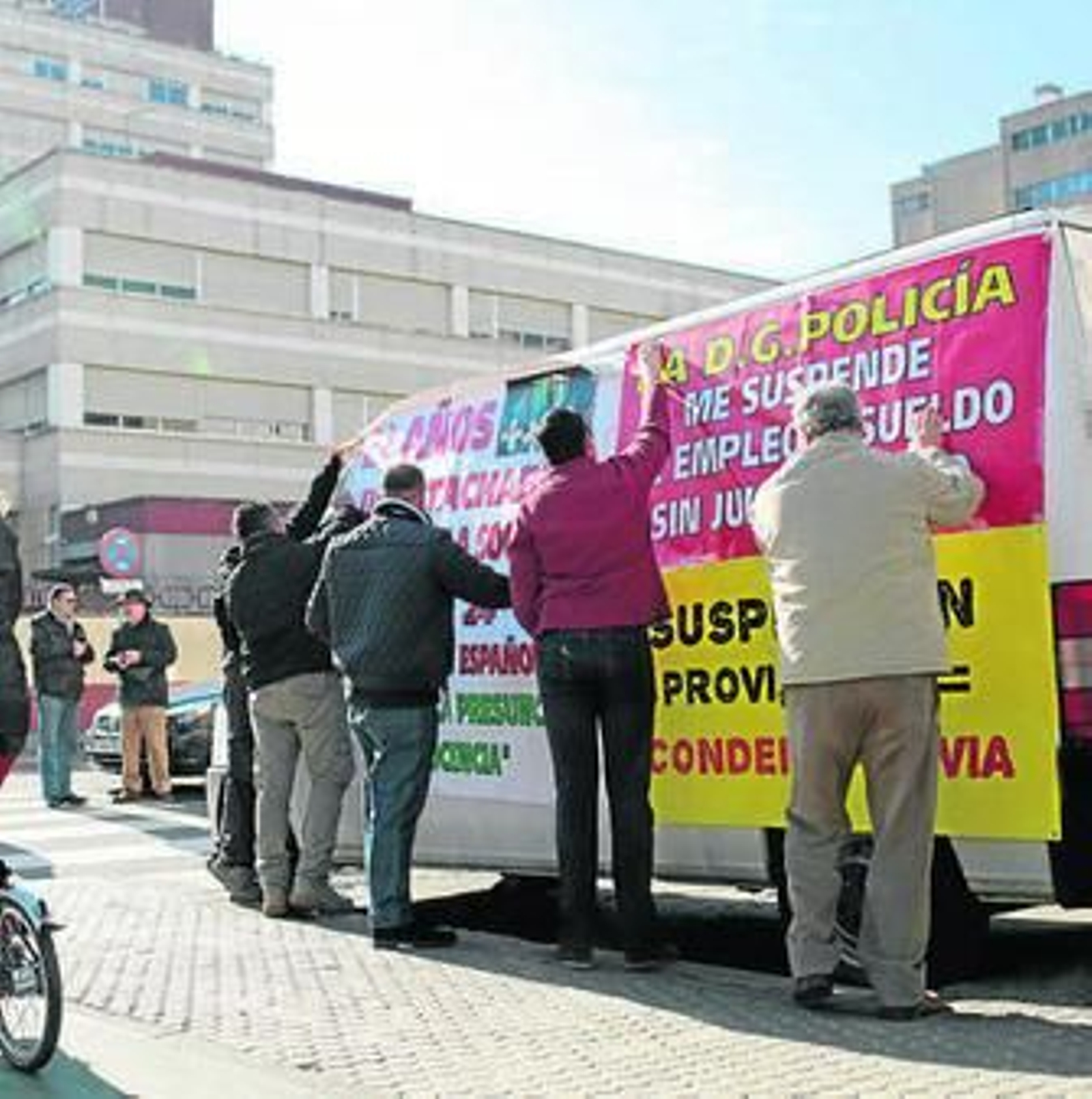 Policías empapelan la furgoneta en la que realizan la huelga.