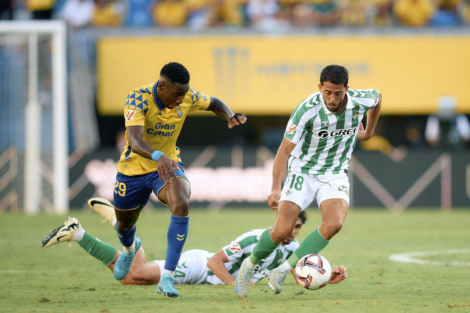 Essugo internta frenar a Fornals en un lance del partido de la primera vuelta en el Estadio de Gran Canarias.