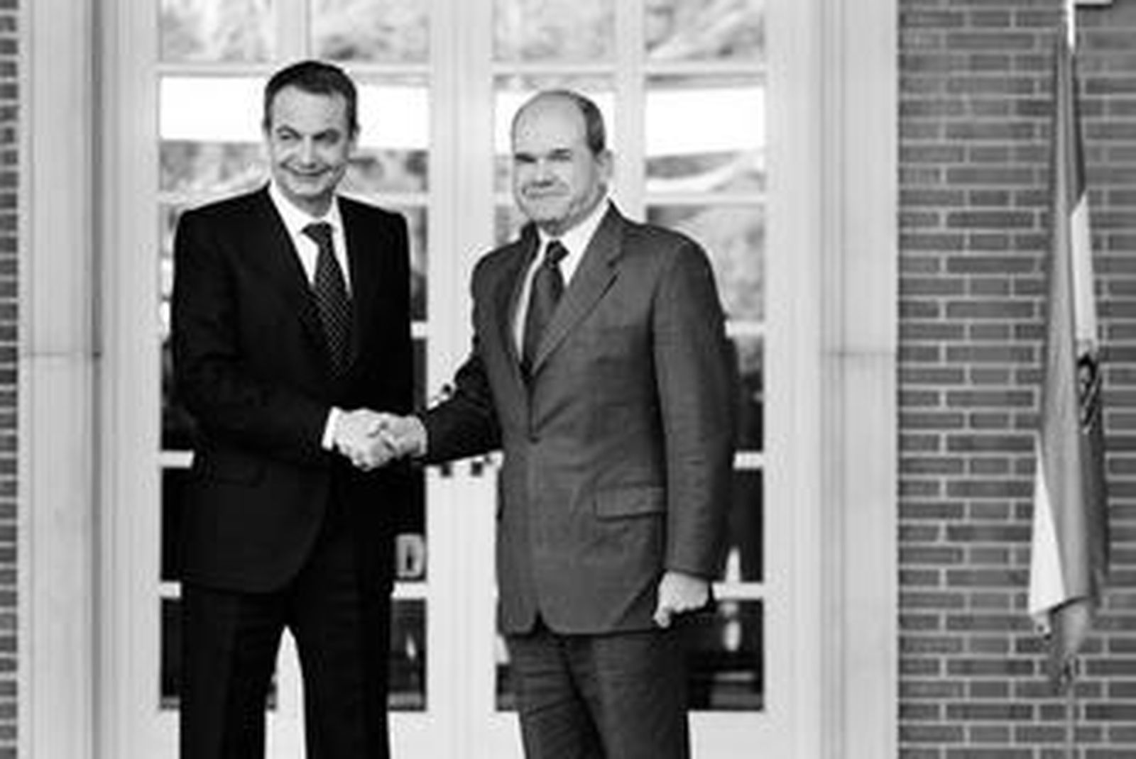 Rodríguez Zapatero y Manuel Chaves, a las puertas de La Moncloa el pasado año.