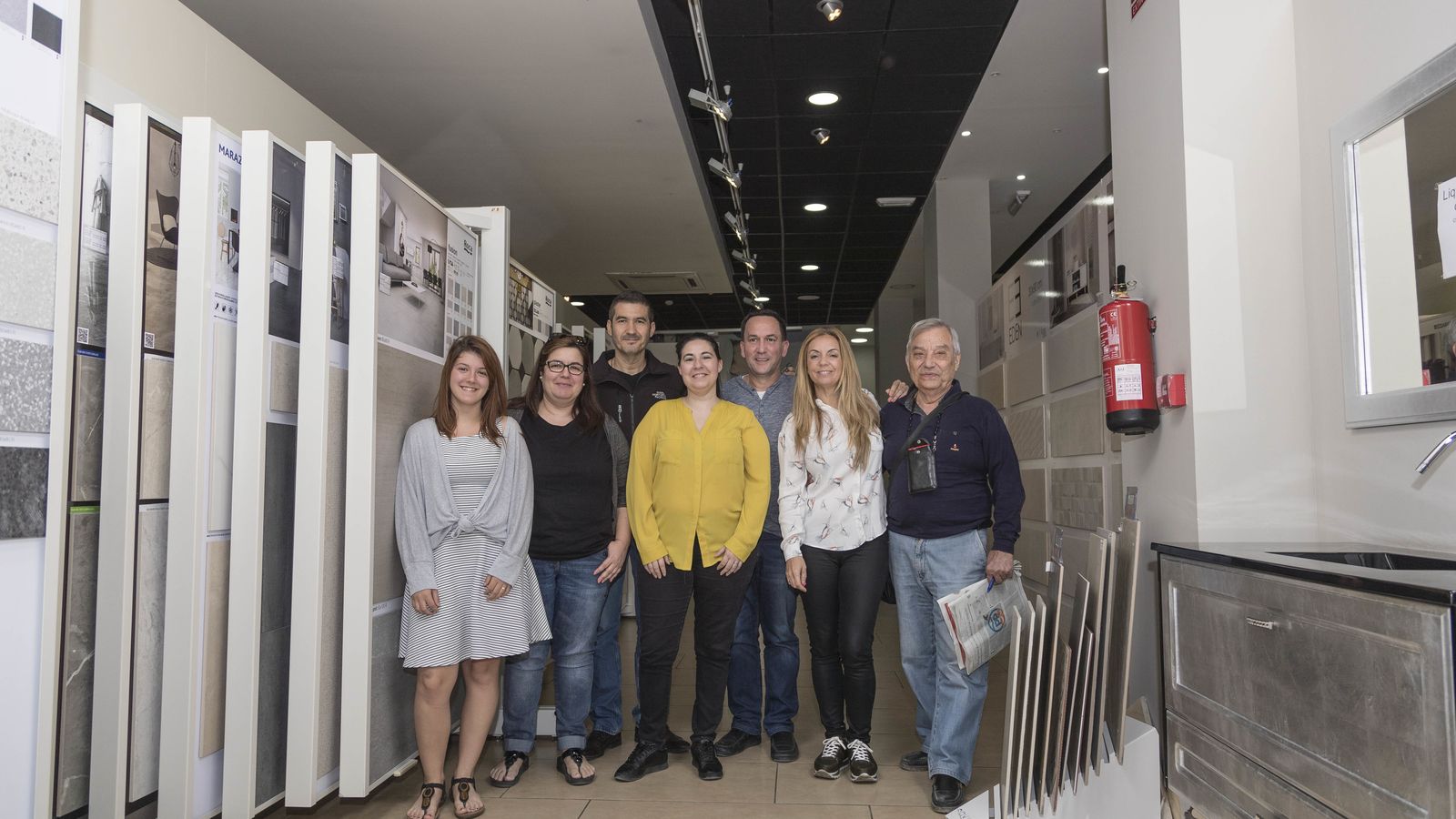 Juan del Valle - a la derecha-, con personal (algunos de su familia) de Azulejos del Valle.
