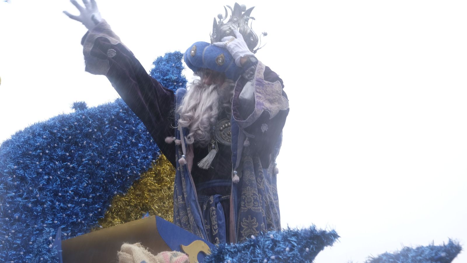 Fotografías de la cabalgata de los Reyes Magos pasada por agua en Almería