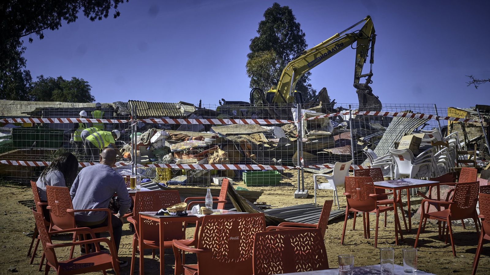 Terrazas de los negocios de hostelería de la playa de La Casería durante los derribos de 2022, en San Fernando