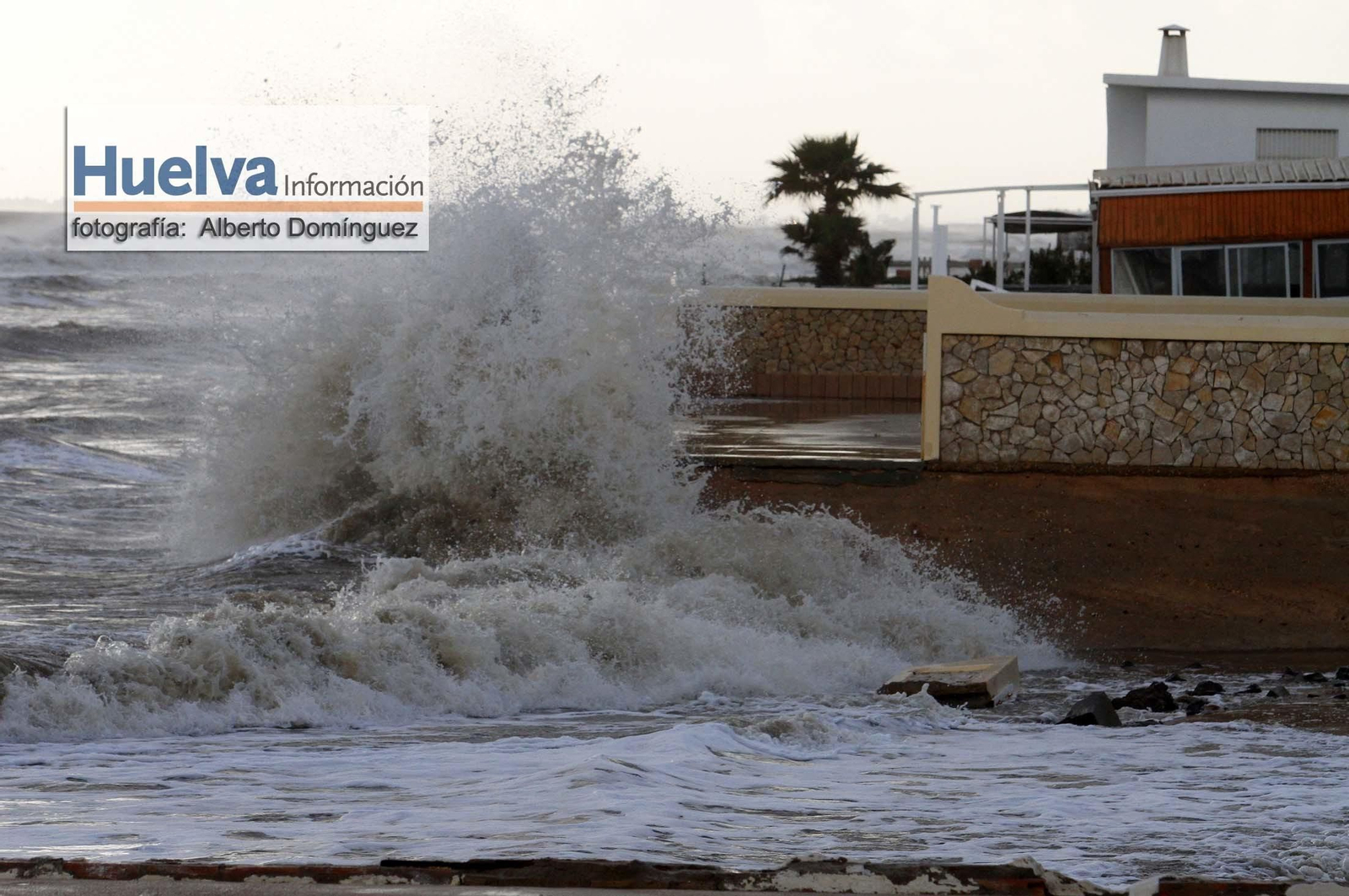 Imágenes de la visita de Rajoy y Susana Díaz a la playa de La Antilla