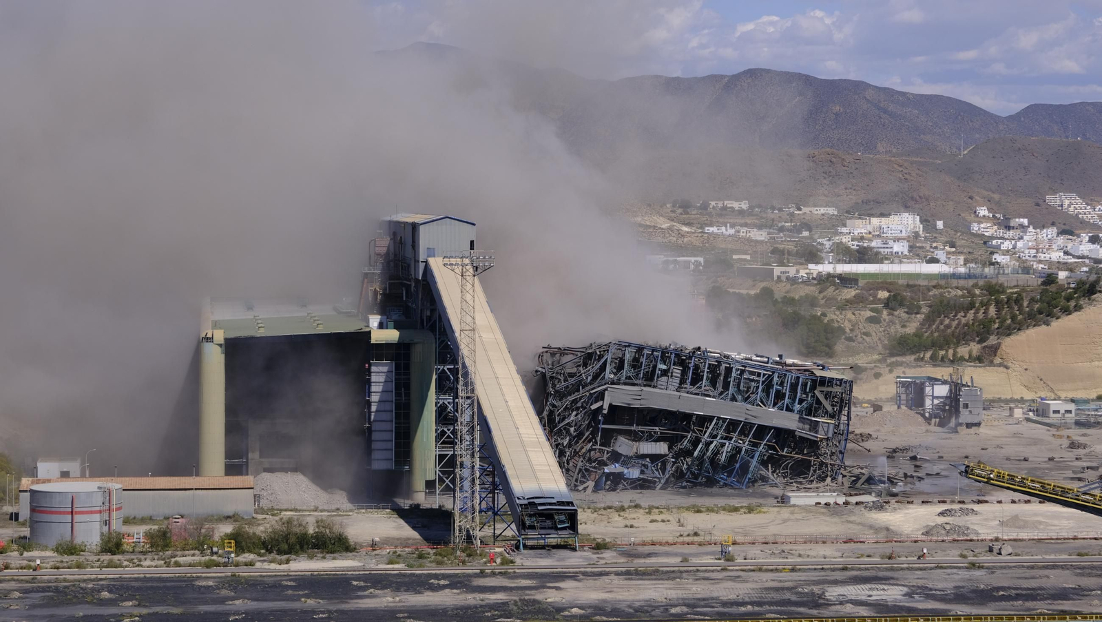 La voladura-demolición de la central térmica de Endesa en Carboneras, en imágenes