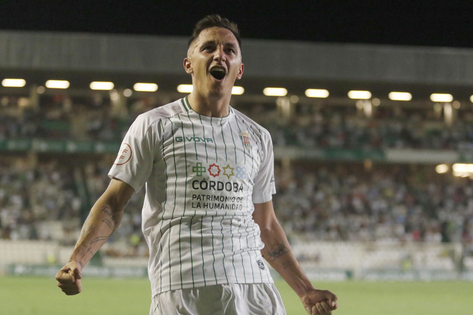 Christian Carracedo celebra un gol en El Arcángel.