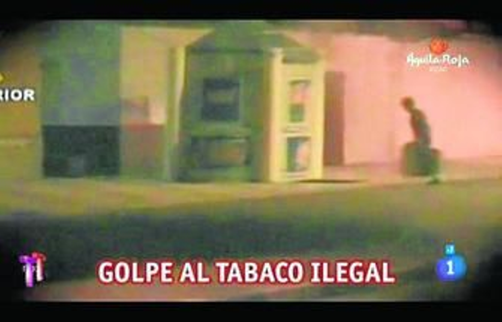 Captura del programa en la que se ve a una persona pasando supuestos fardos de tabaco. Captura del programa en la que se ve a una persona pasando supuestos fardos de tabaco.