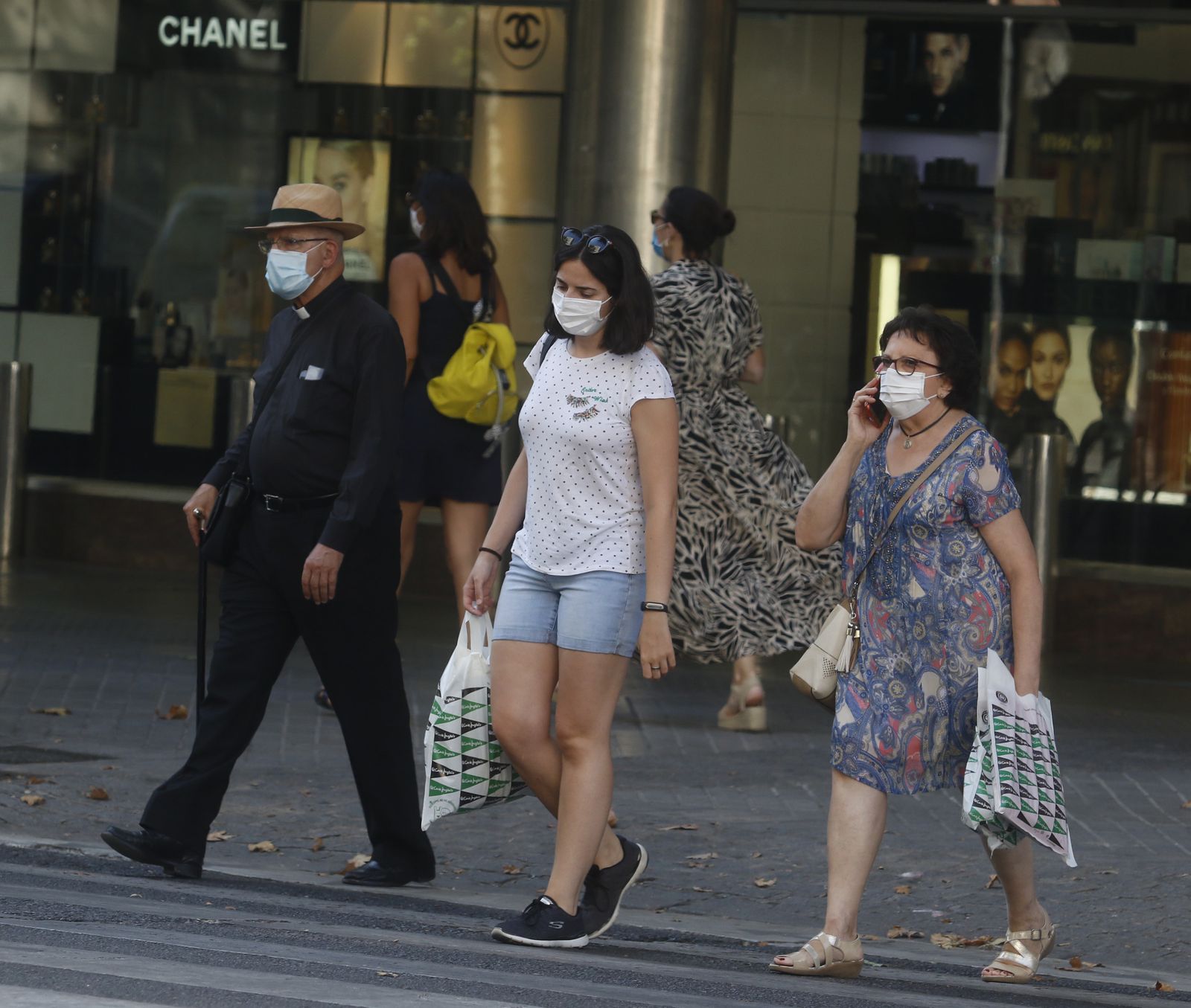 Varias personas caminan por el centro de Córdoba.