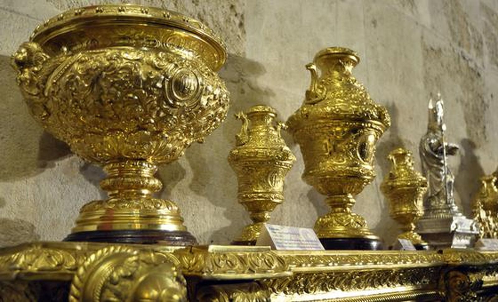 Restauración del manto de la Virgen de Loreto de San Isidoro