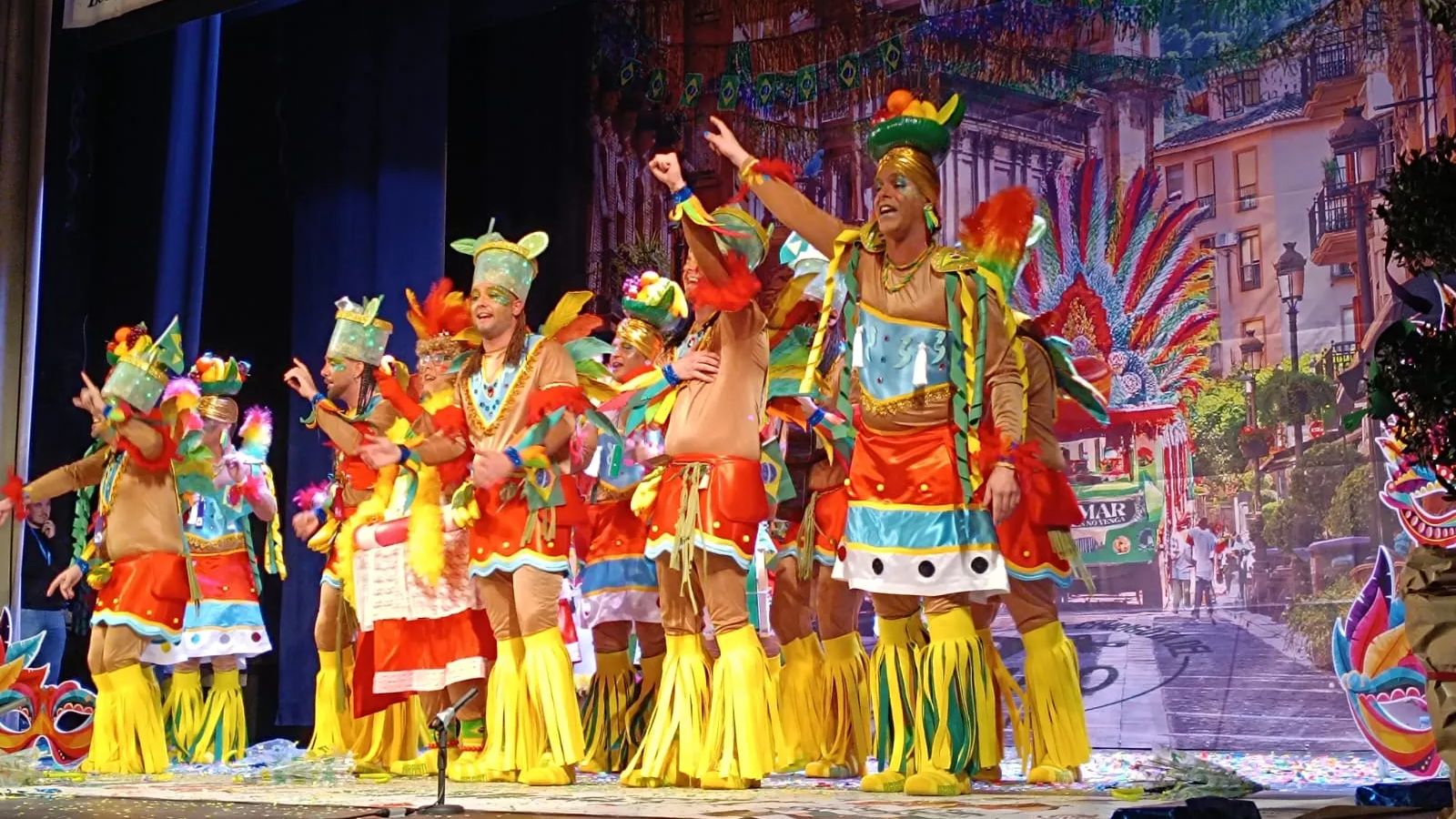 Peña Carnavaleira Neymar, que por bien no venga sobre el escenario en la Gran Final del Concurso de Agrupaciones de Carnaval de Jaén.