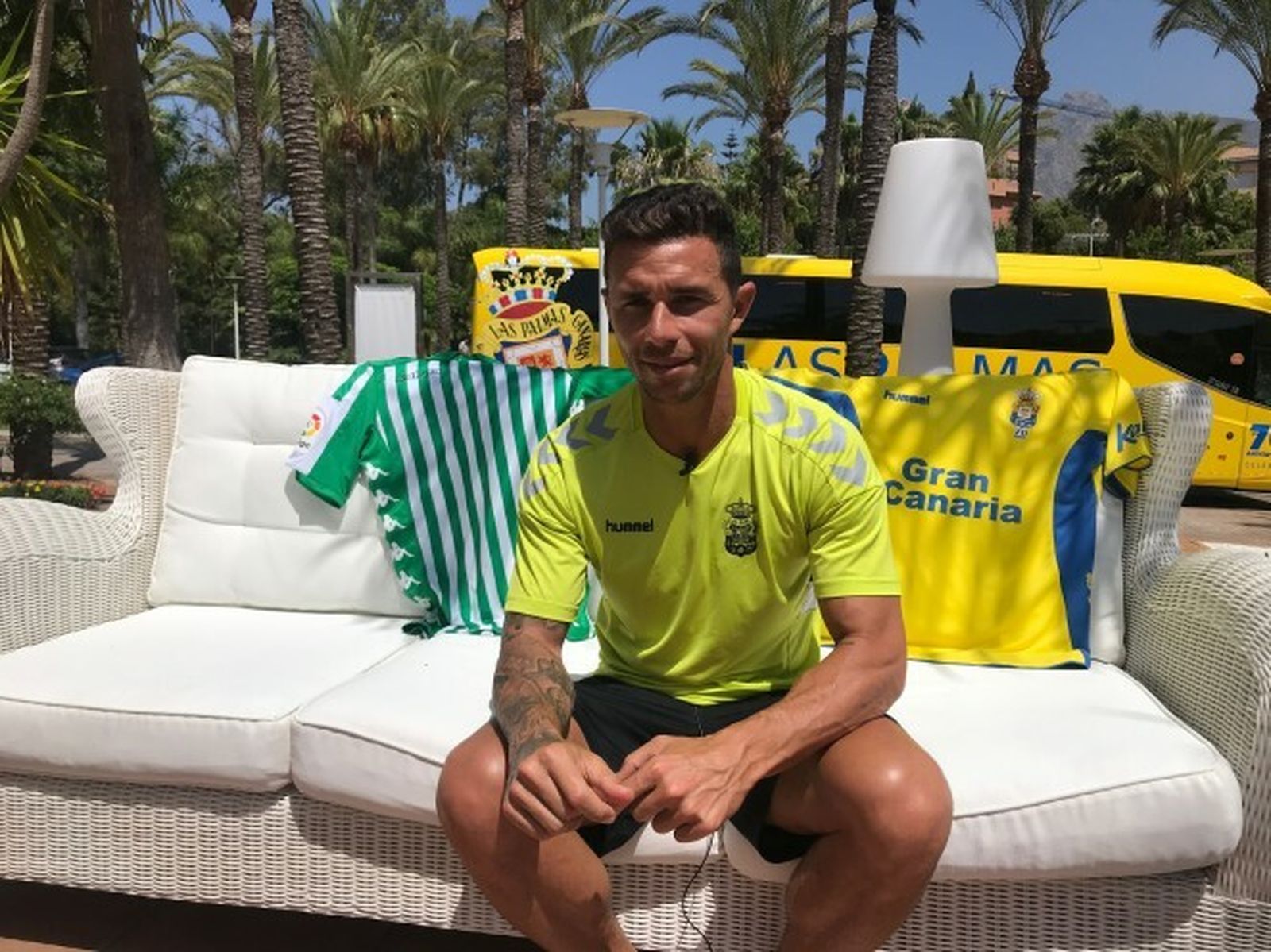 Rubén Castro posa con las camisetas de sus dos equipos.