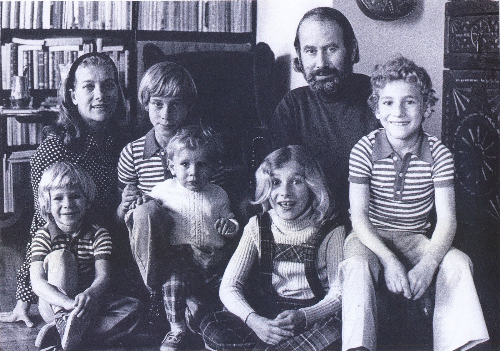 Foto de familia de Caballero Bonald con Pepa Ramis, su esposa, y sus cinco hijos