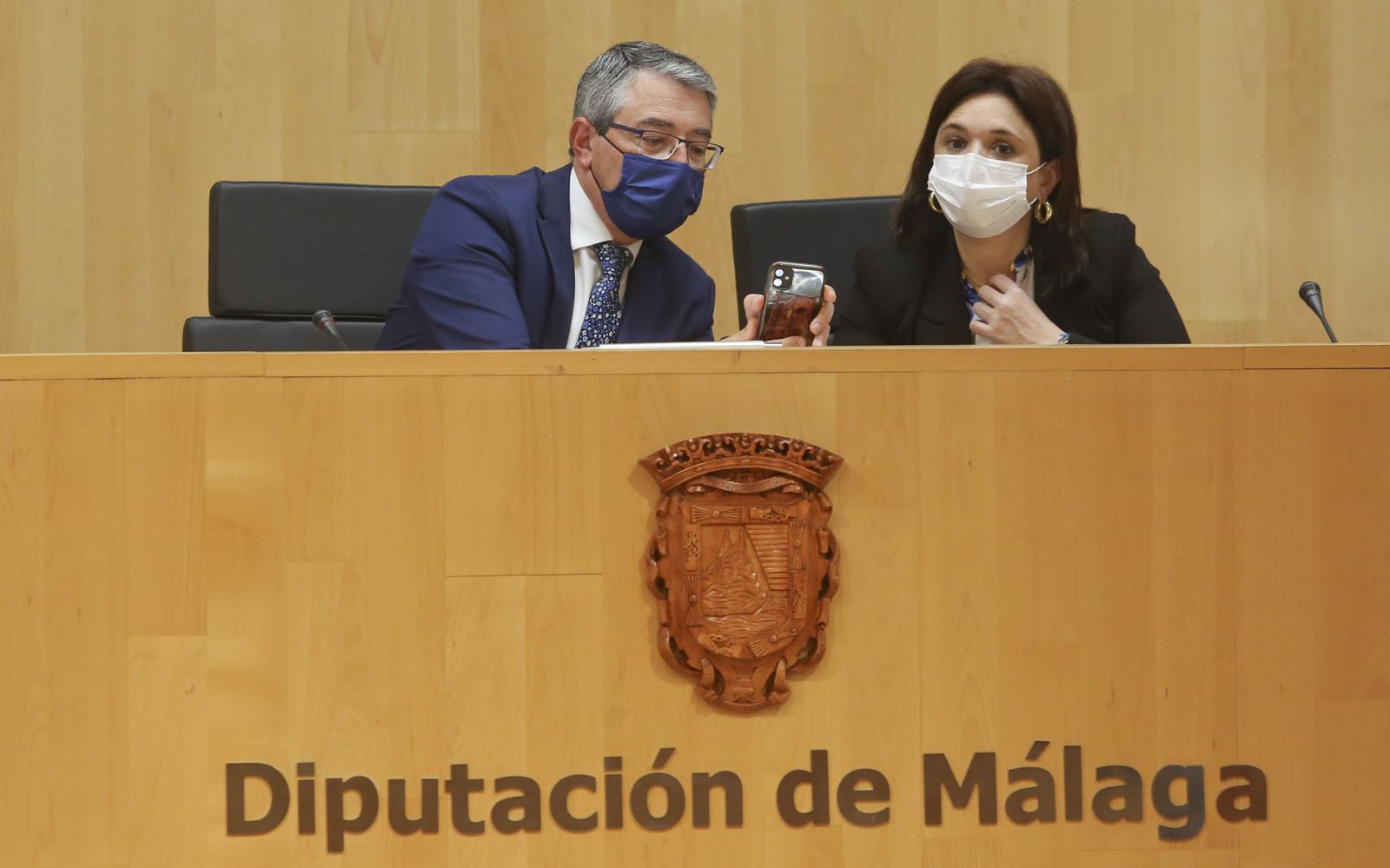 Salado junto a Del Cid durante el Pleno de este martes en la Diputación de Málaga.