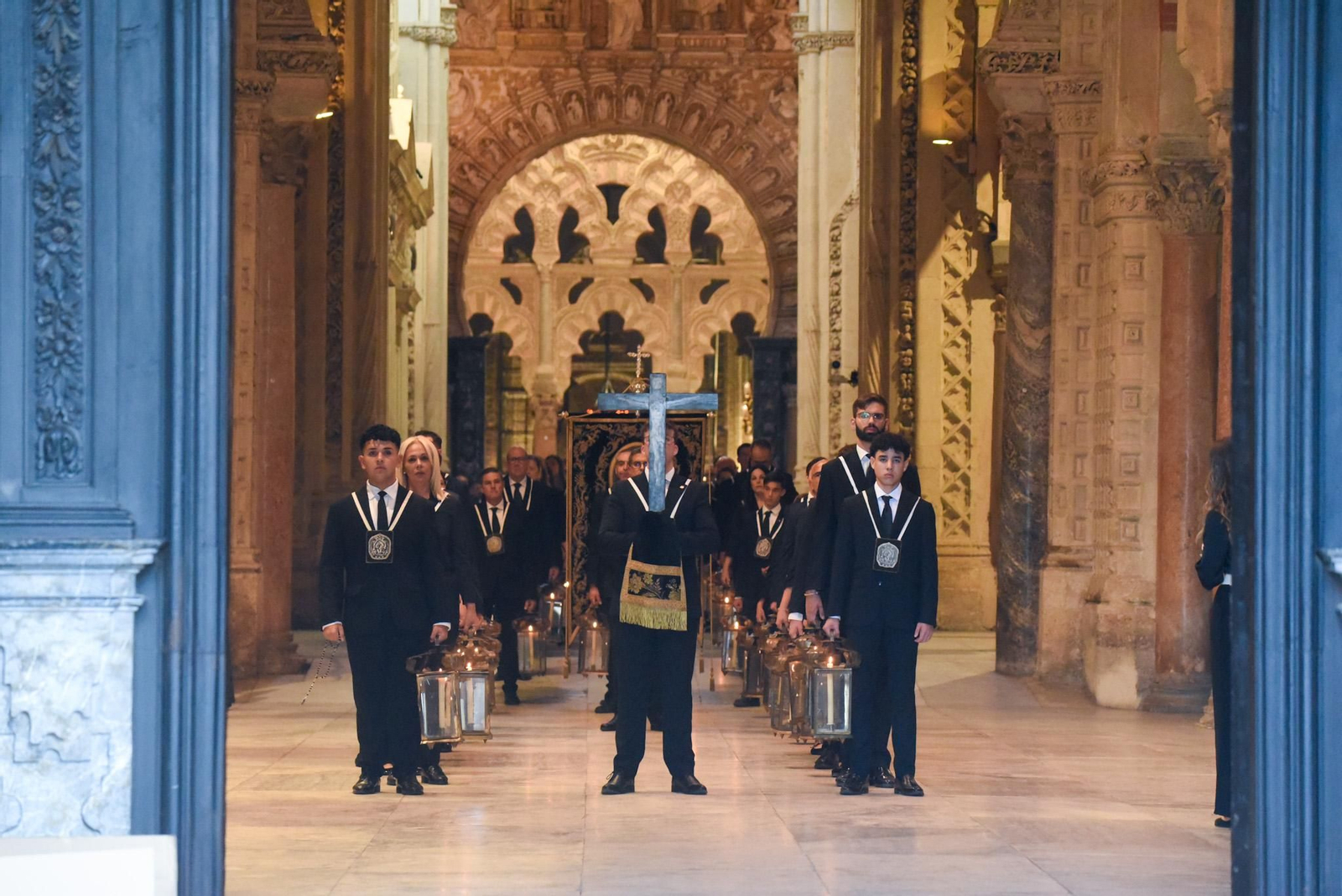 Las fotos del traslado del Remedio de Ánimas tras el Magno Vía Crucis de Córdoba