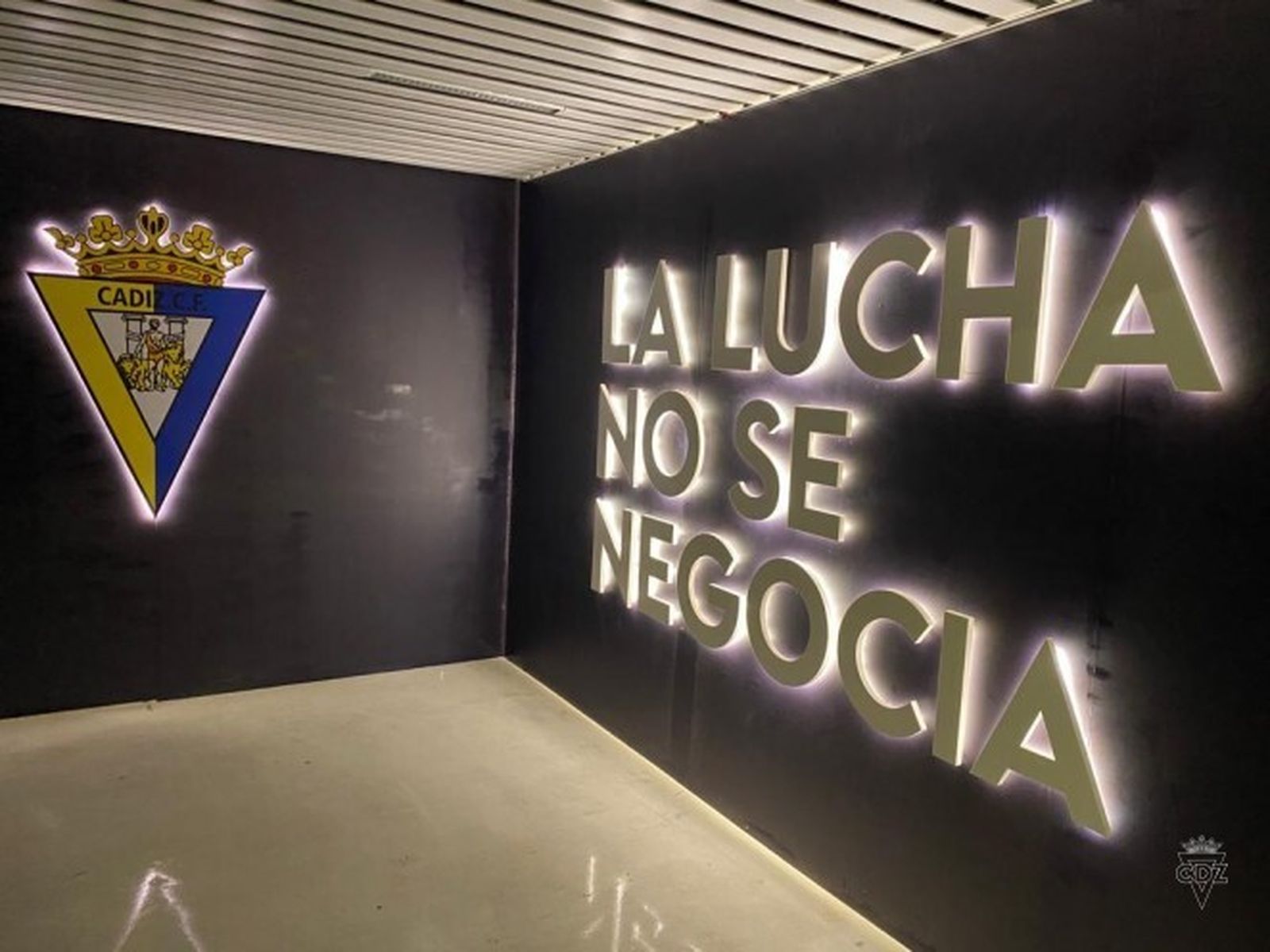 Espectacular imagen del acceso con su seña de identidad iluminada.