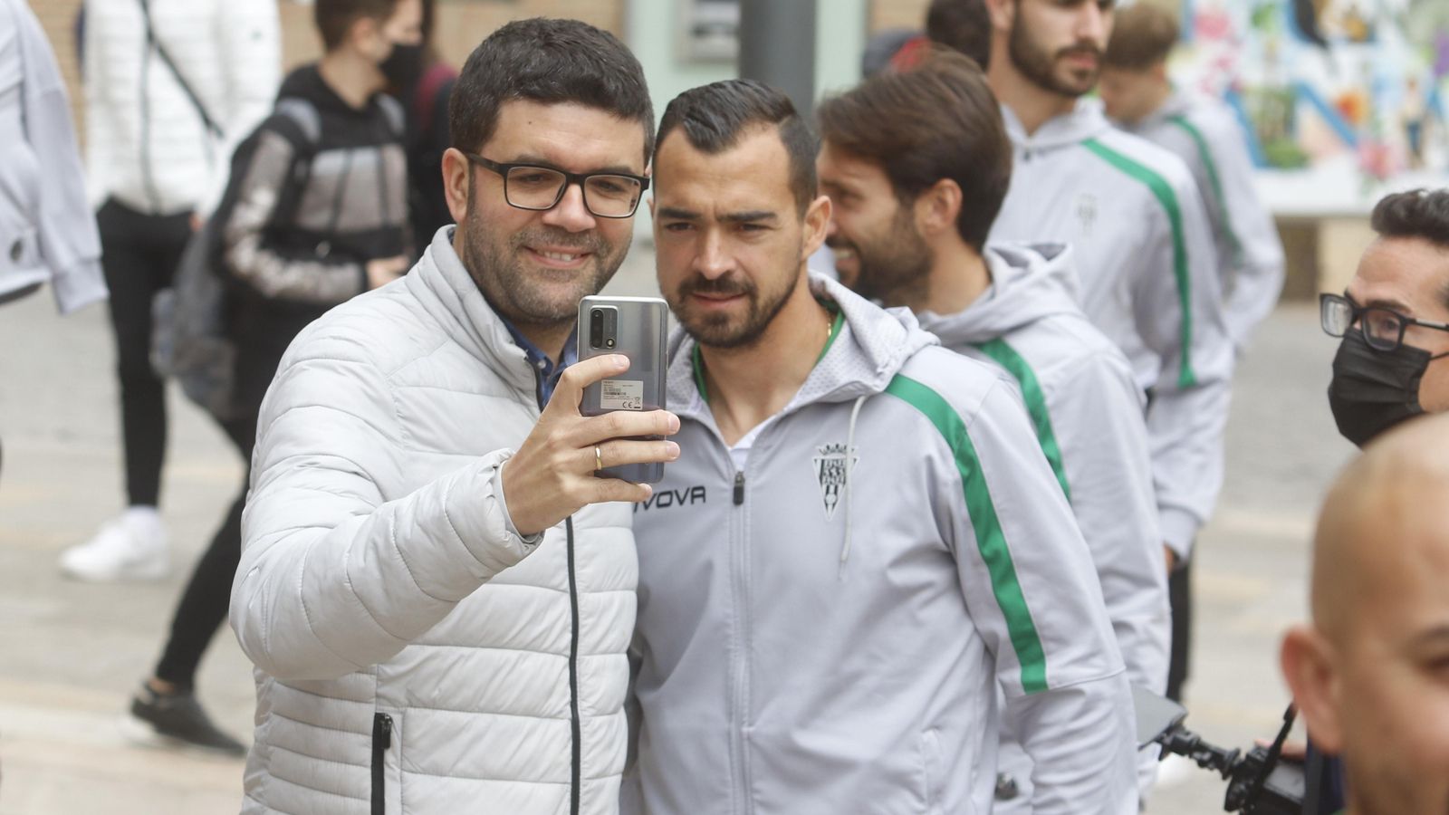 Un seguidor cordobesista se fotografía con Miguel de las Cuevas.