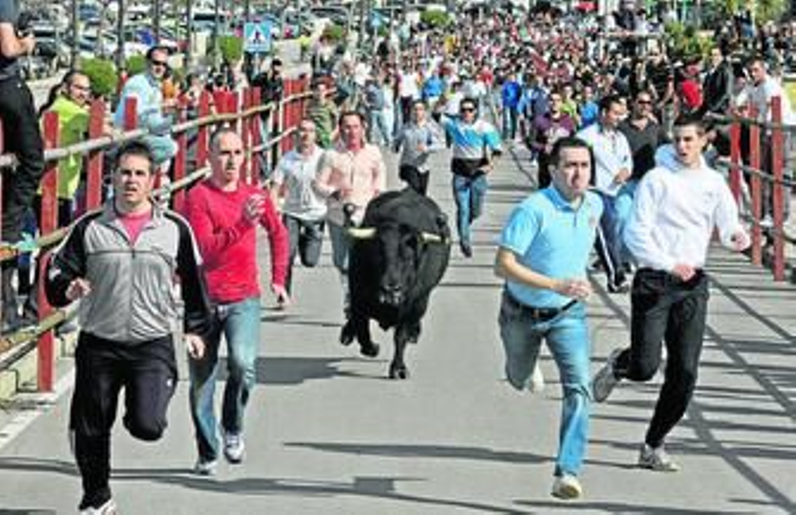 'Pajarillo' corre entre mozos por la avenida Carlos Cano en dirección a la plaza de toros La Montera.
