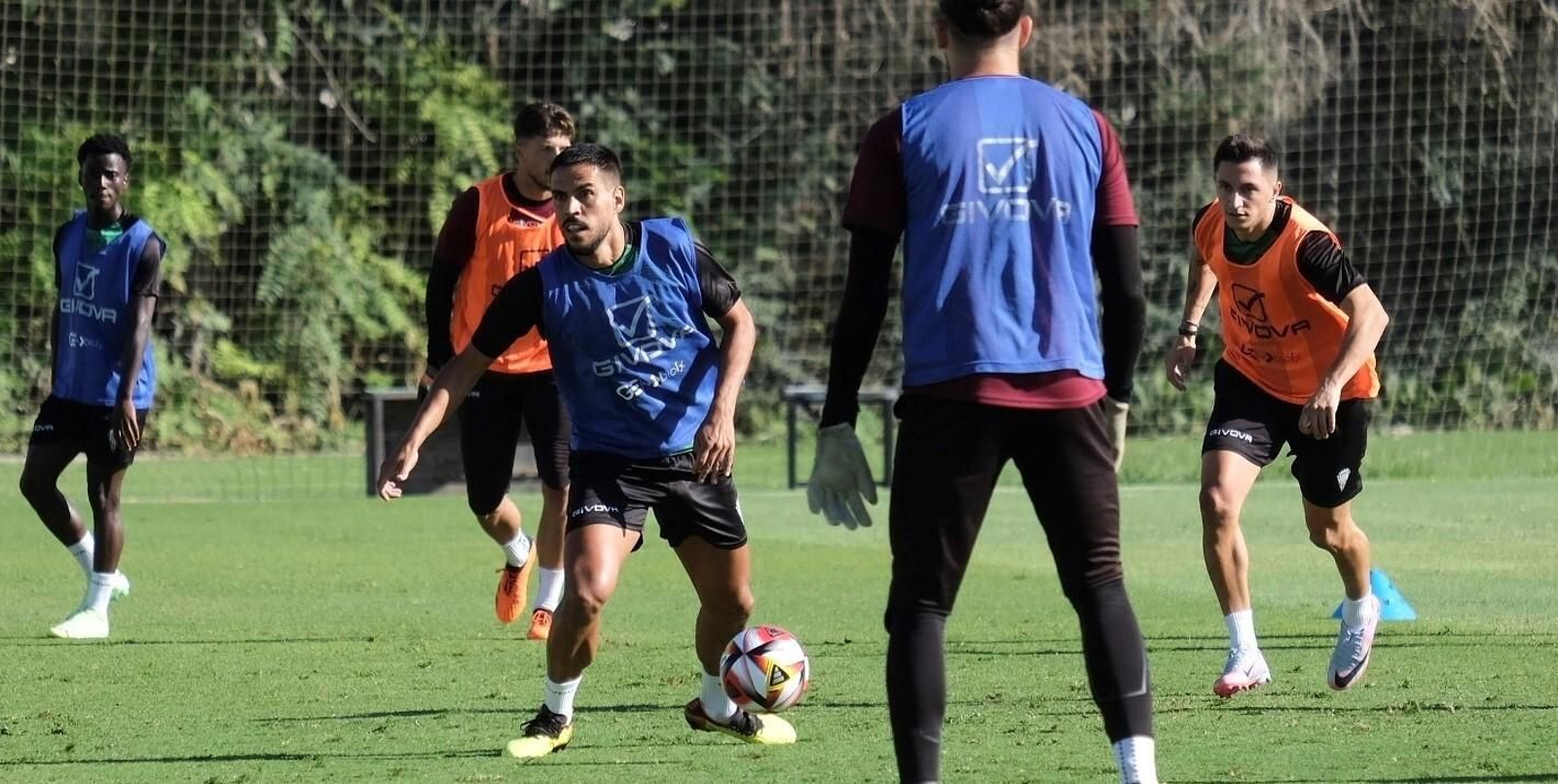 Recio controla el balón en un entrenamiento del Córdoba CF.