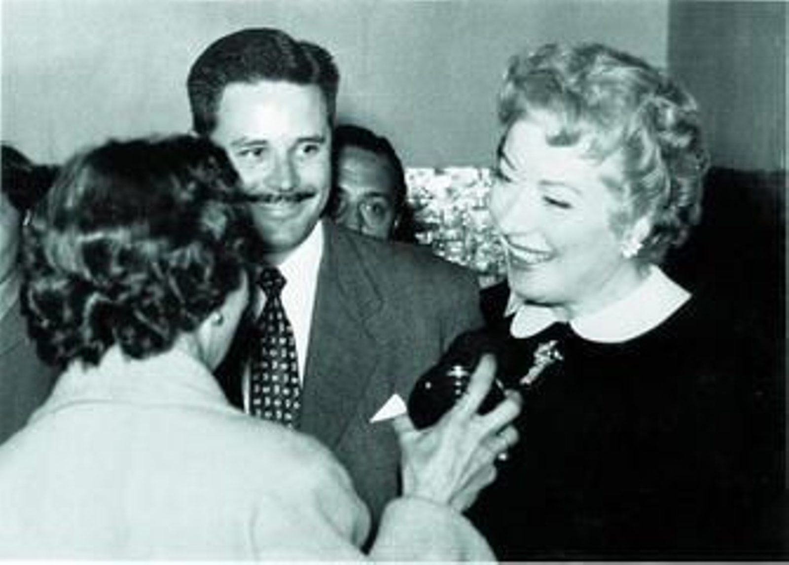 Antonio Colón Vallecillo, en el centro de la imagen, en una rueda de prensa ofrecida en Tánger por la actriz Greer Garson.