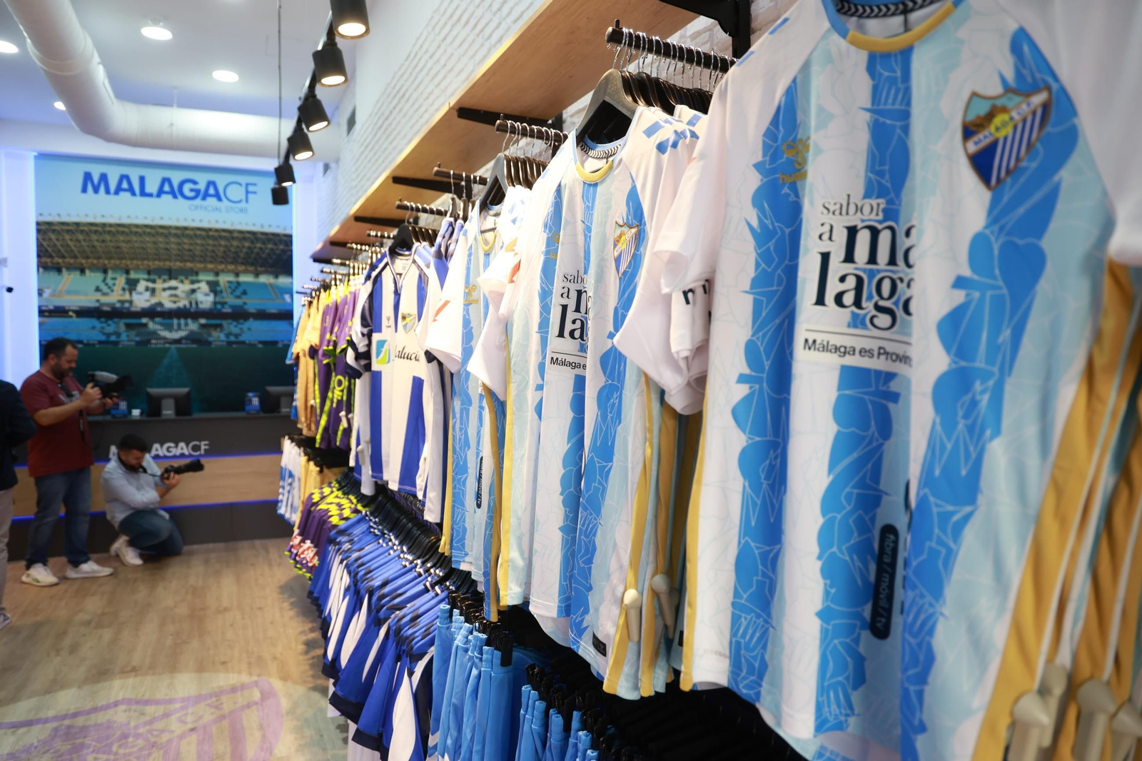 La tienda del Málaga CF en Calle Larios, en fotos
