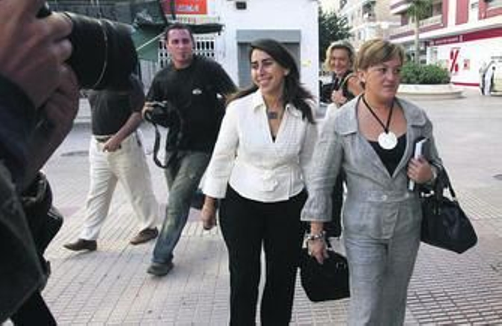 Carmen Obregón (d), cuando acudió a declarar al Juzgado.