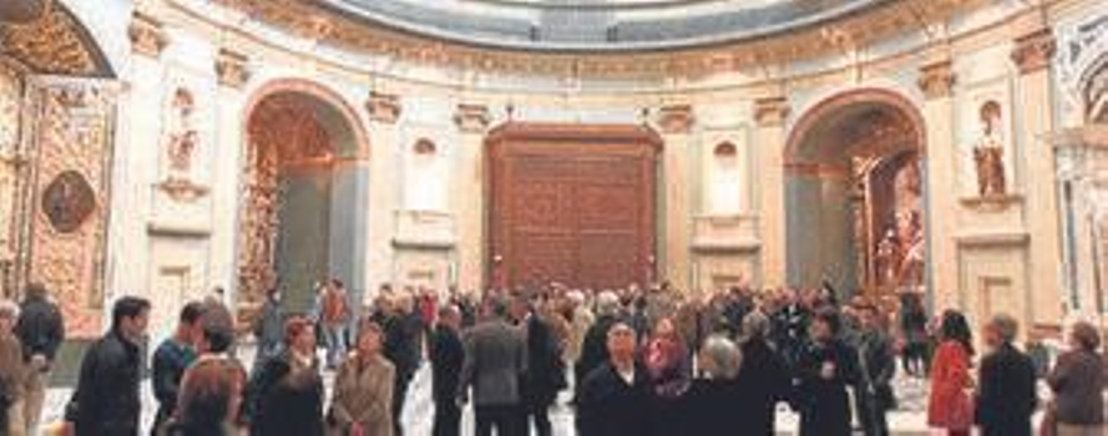 Los asistentes a la conferencia de Francisco Torres visitaron posteriormente el Oratorio de San Felipe Neri, una vez ya acabada su rehabilitación.