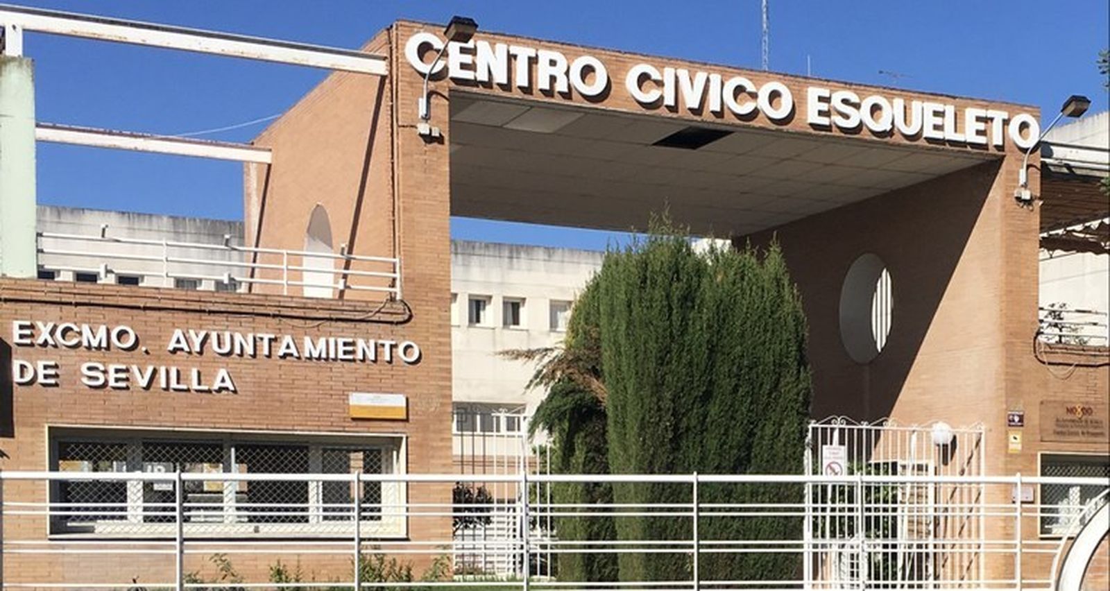 Entrada principal al Centro Cívico El Esqueleto.