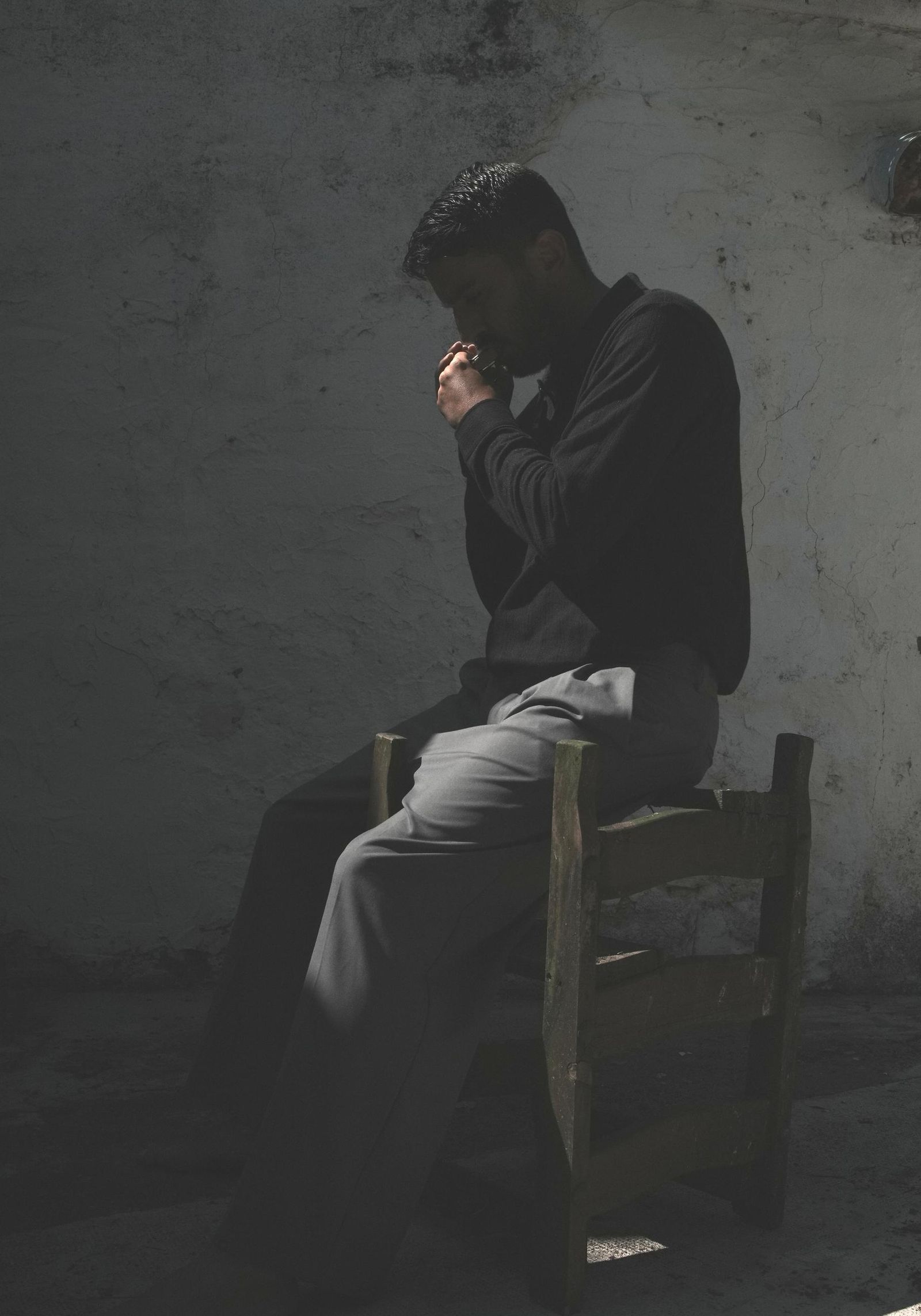 Francisco Roca tocando la armónica.