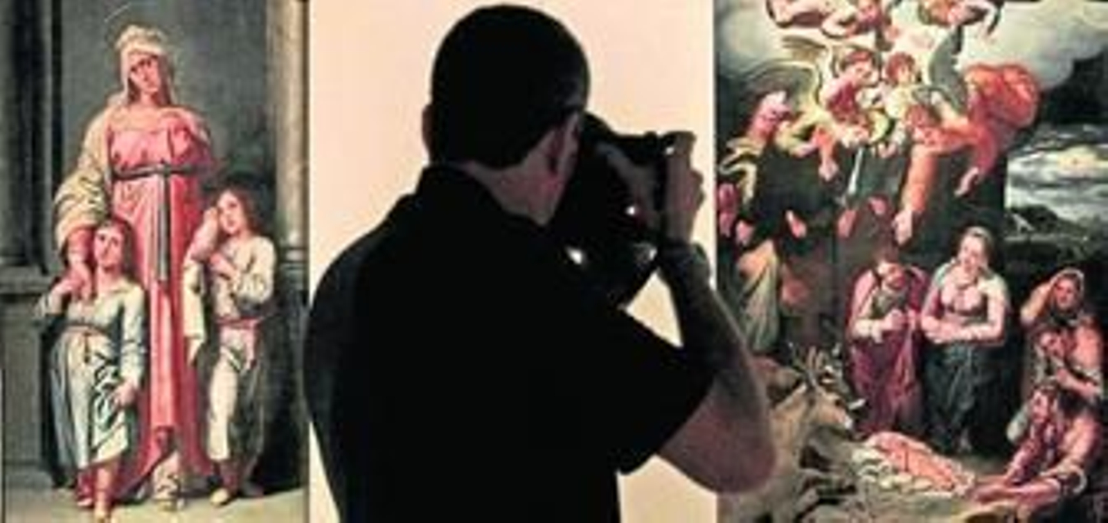 Un fotógrafo entre las tablas 'María Salomé con sus dos hijos' (izquierda) y 'La Natividad de Jesús o la Adoración de los pastores'.