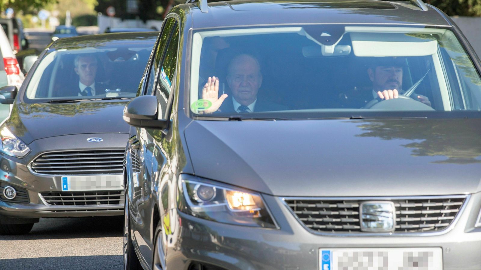 Don Juan Carlos saluda a la prensa.