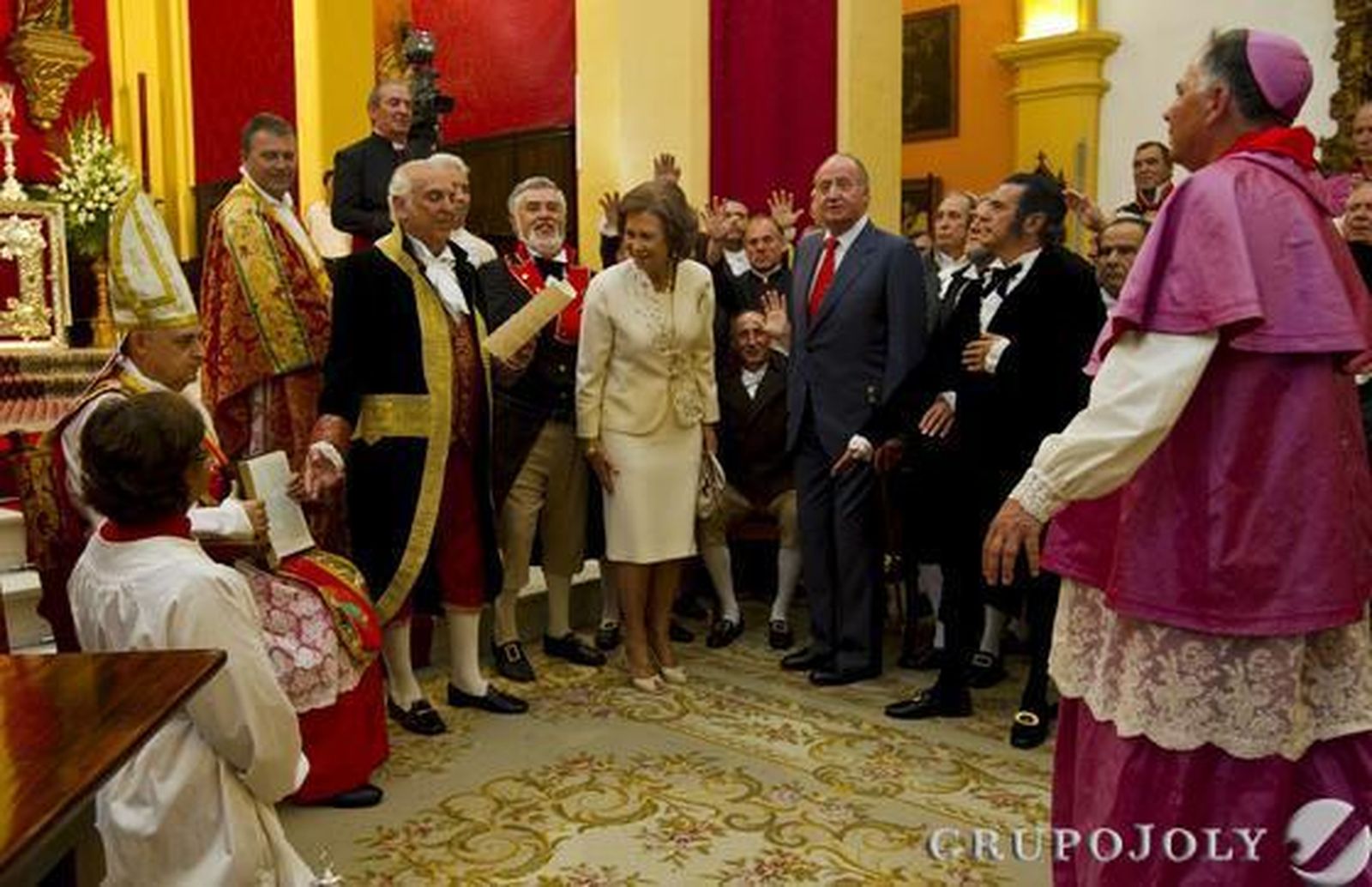 Los Reyes, el 24 de septiembre de 2010, en la Iglesia Mayor Parroquial en La Isla, durante la recreación del cuadro del Juramento de los diputados, la imagen del Bicentenario de Las Cortes./Jorge Zapata (EFE)