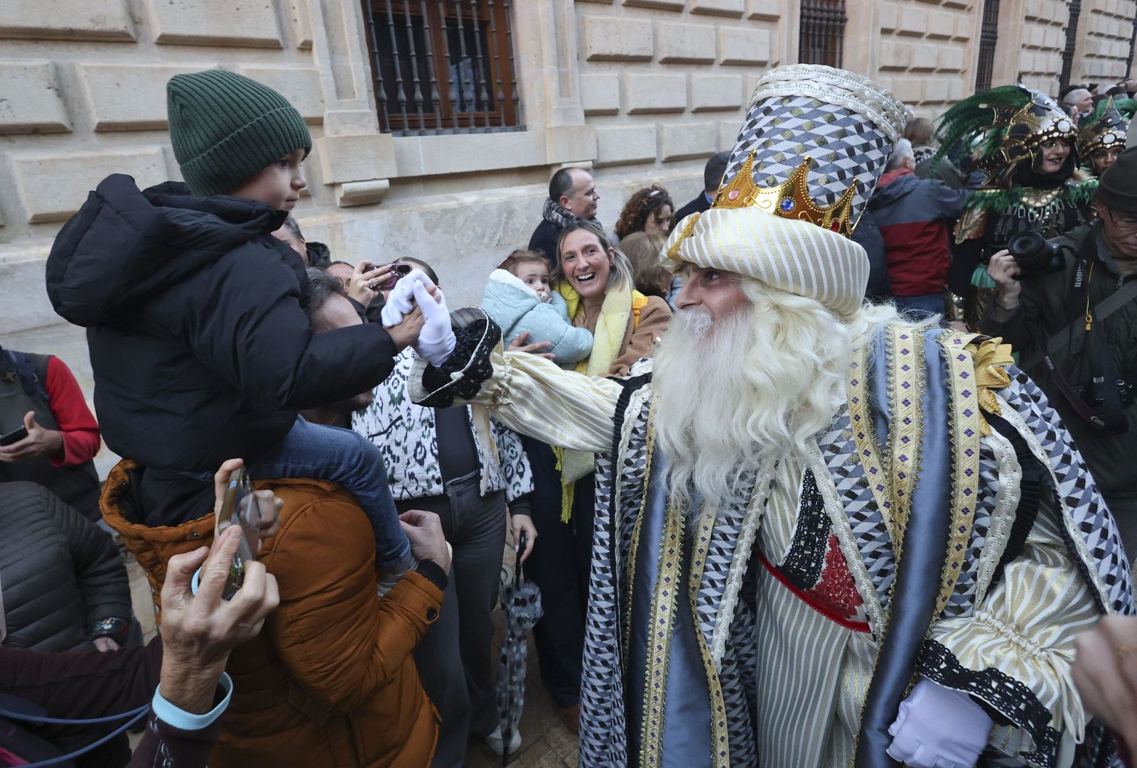 Los Reyes Magos llenan Málaga de ilusión tras la lluvia