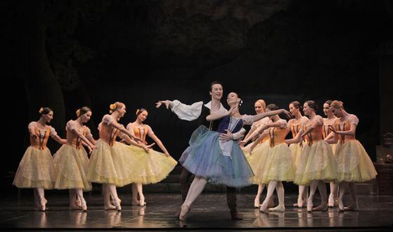 Imágenes de 'Giselle' en el Teatro de la Maestranza. / Antonio Pizarro