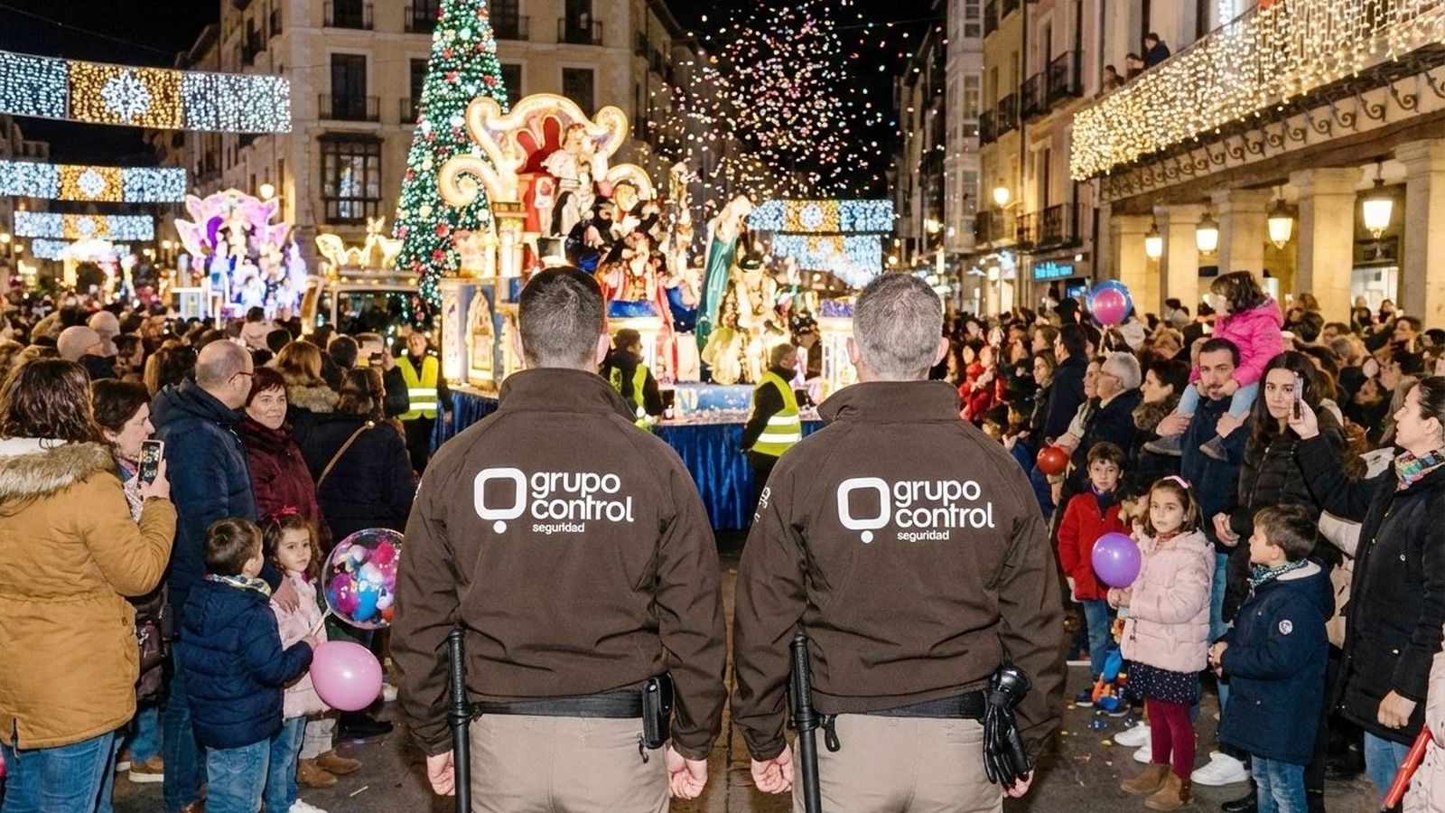 Dos agentes de seguridad de Grupo Control velan por la integridad de los almerienses asistentes a la Cabalgata de Reyes