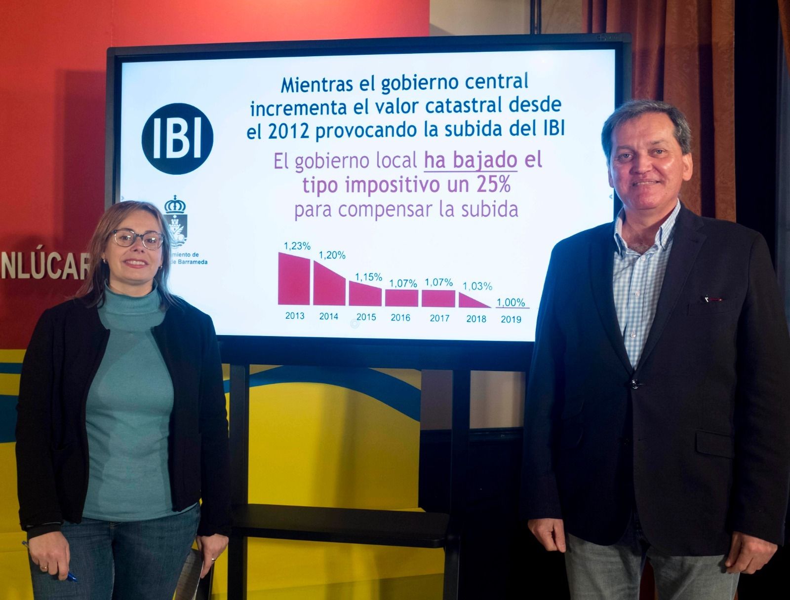 Los concejales gobernantes Inmaculada Muñoz y Javier Gómez Porrúa, en el Palacio Municipal.