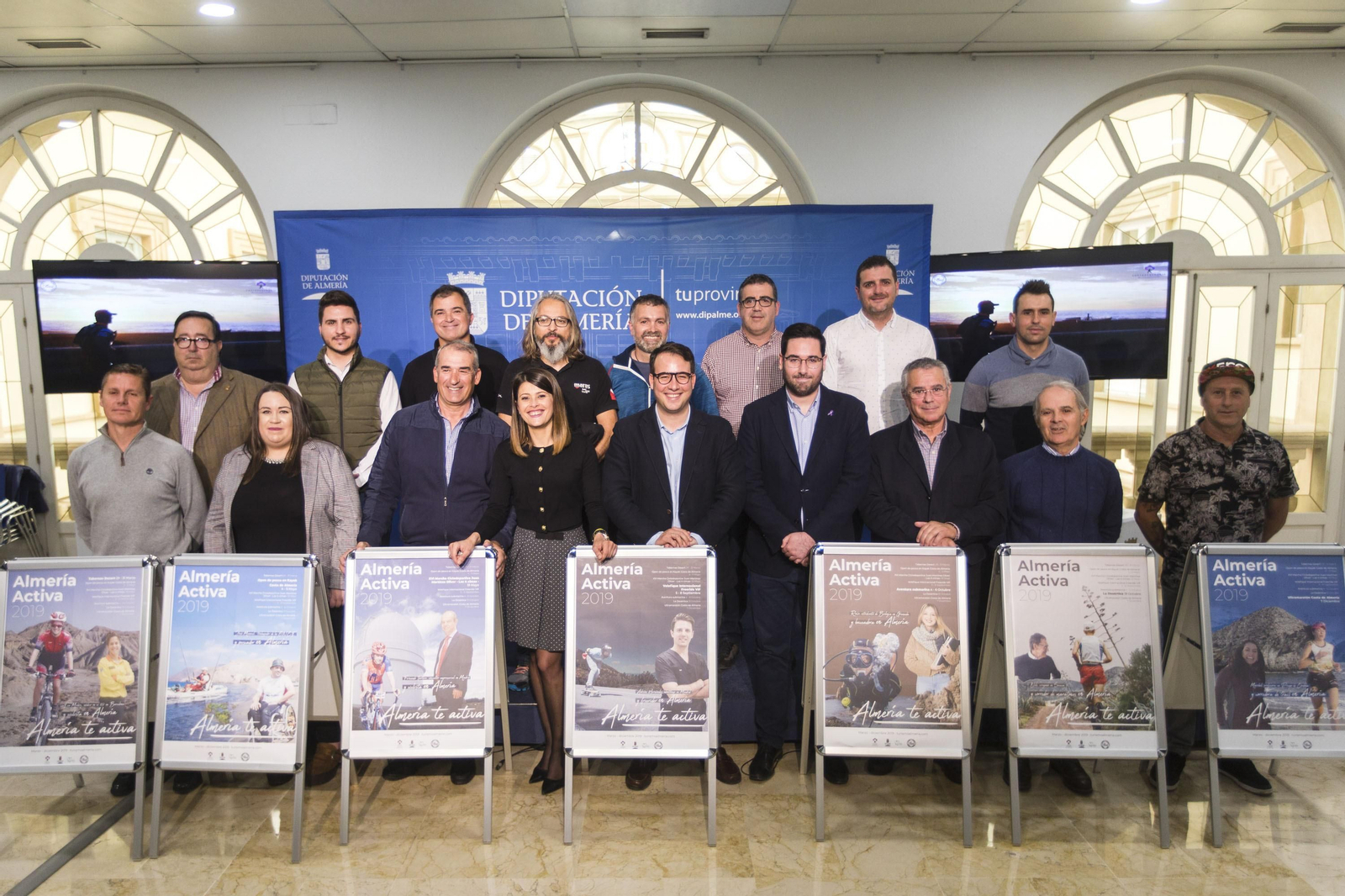 Alcaldes y diputados en la presentación del programa turístico-deportivo