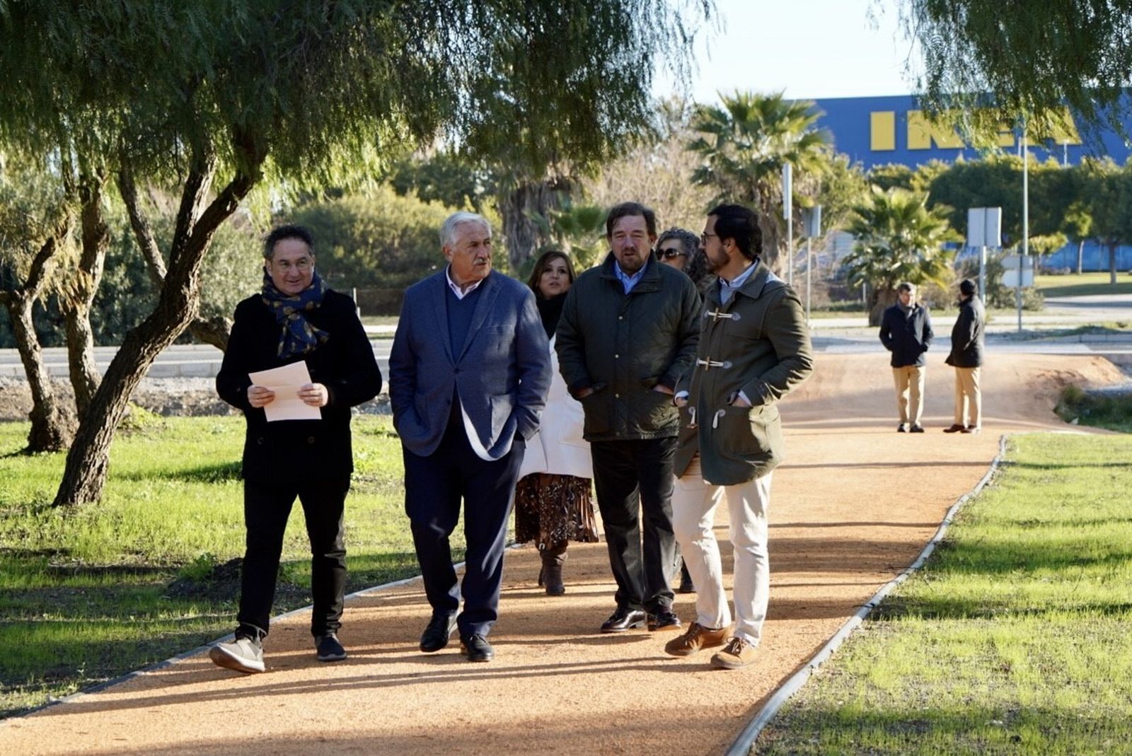 Visita de los responsables municipales a los trabajos de ajardinamiento.