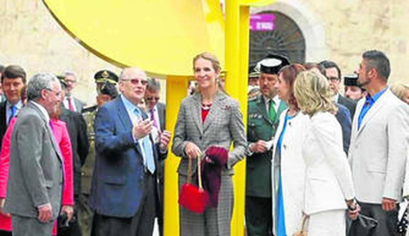 José Leal conversa con la Infanta Elena ante una de las tres esculturas que forman parte de 'Eucharistia'