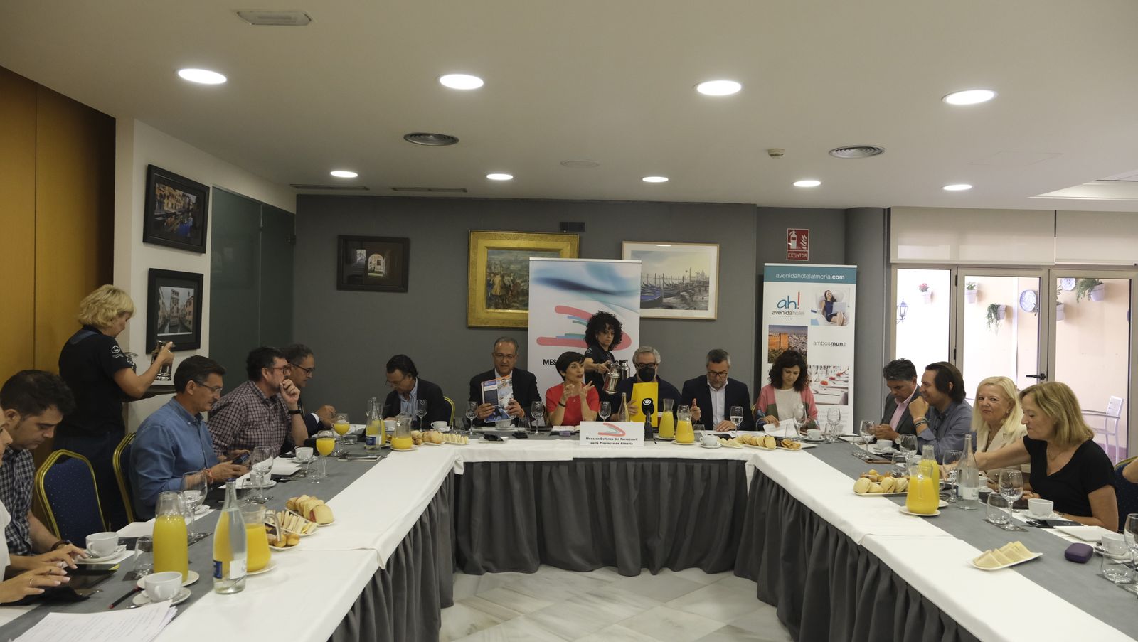 Imágenes sobre el debate del ferrocarril en Almería,  en la campaña electoral andaluza