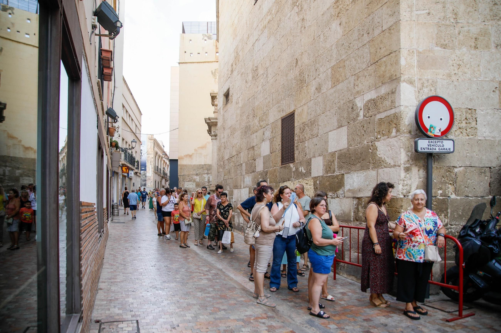 Las imágenes del reparto de abanicos en la Plaza de la Constitución en Almería