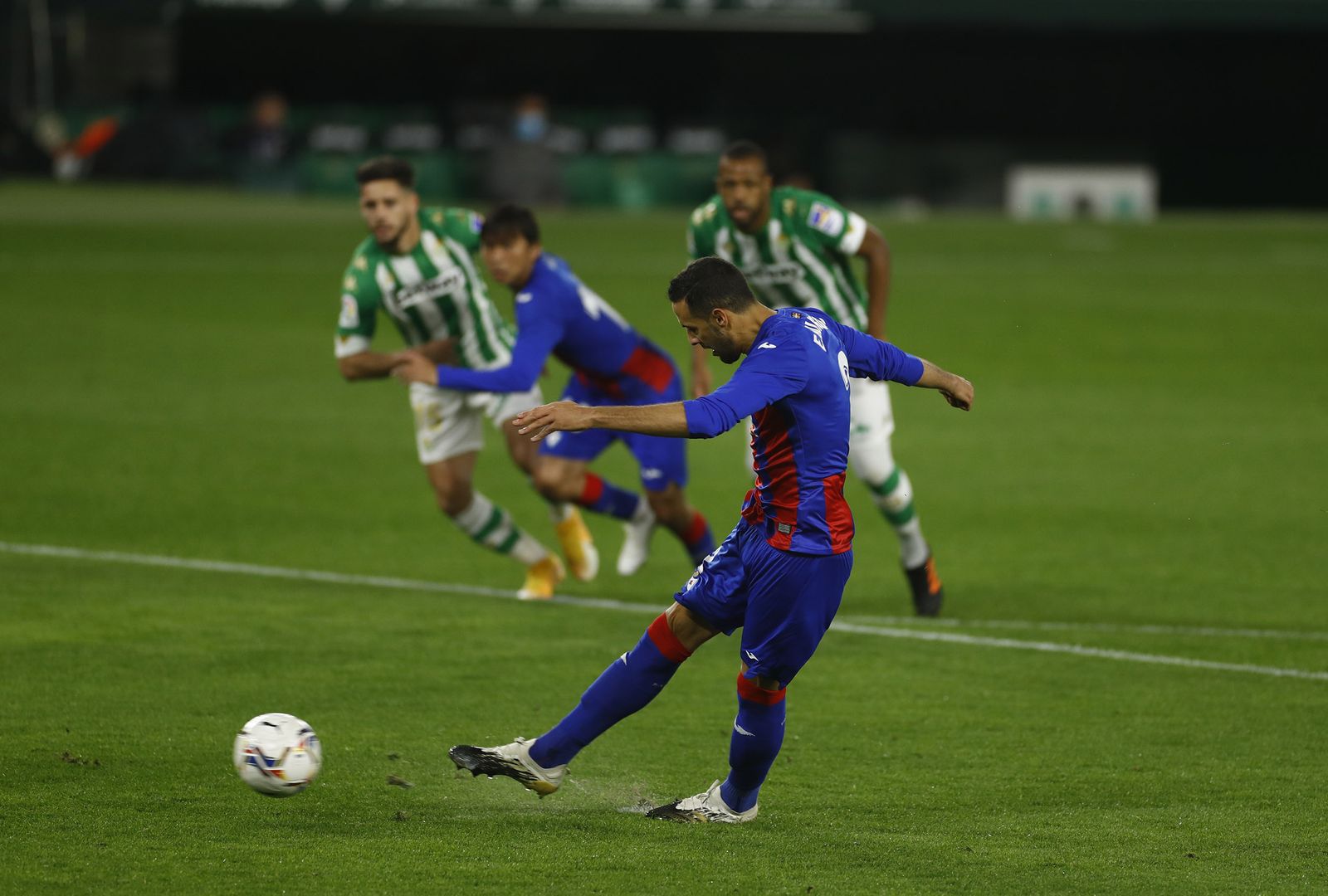 Esteban Burgos transforma el penalti que supuso el 0-2.