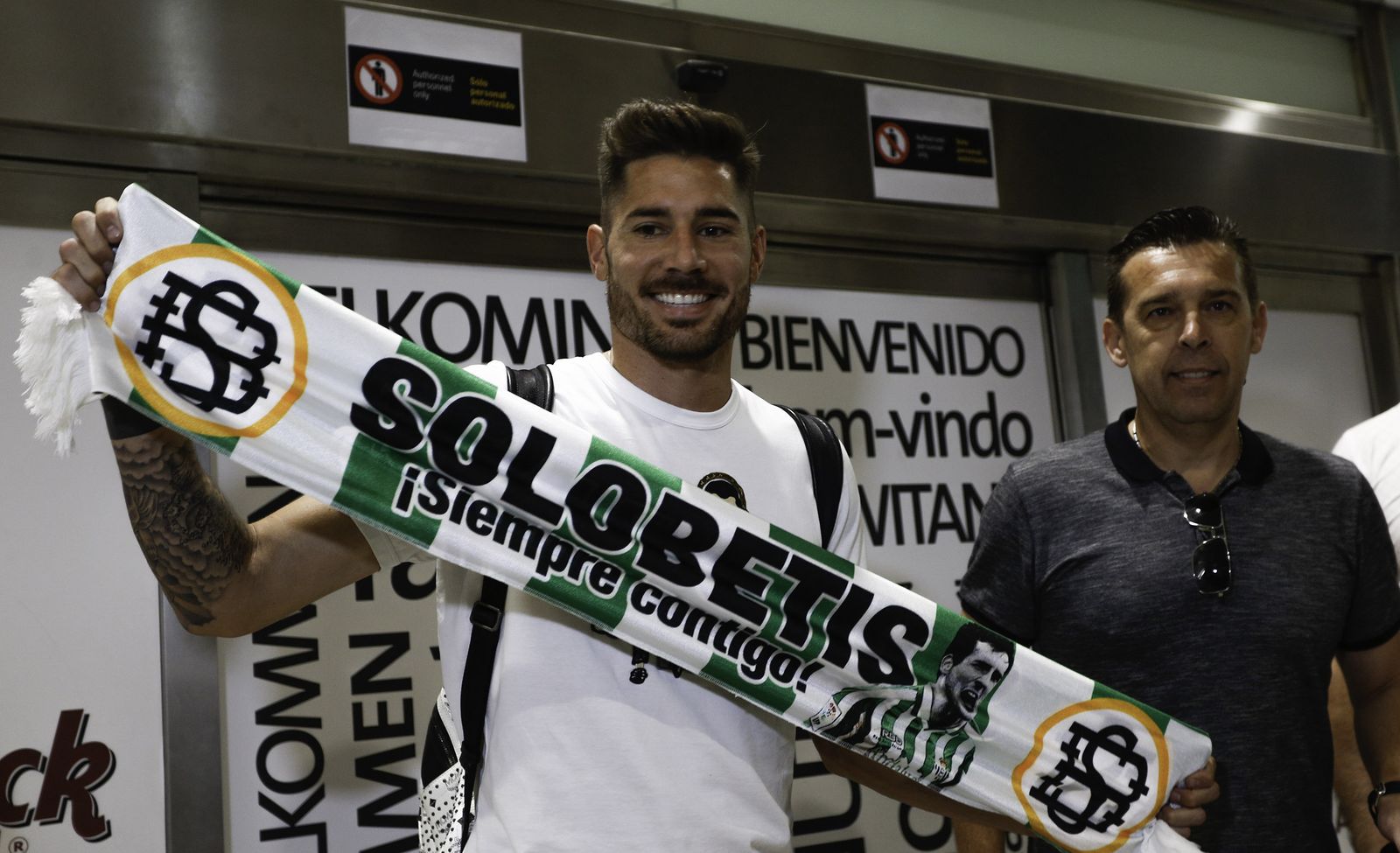 Javi García, junto a Juan José Cañas, posa con una bufanda del Betis.
