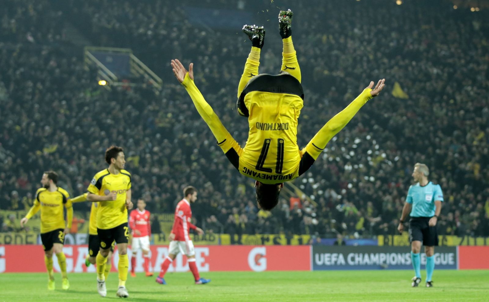 Aubameyang festeja con una voltereta uno de los tantos.