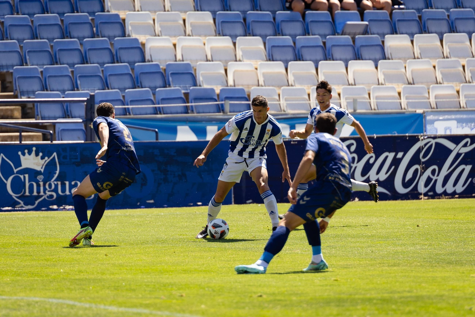 Sergio Chinchilla controla el balón durante el Recre-UCAM Murcia de la temporada 22/23.
